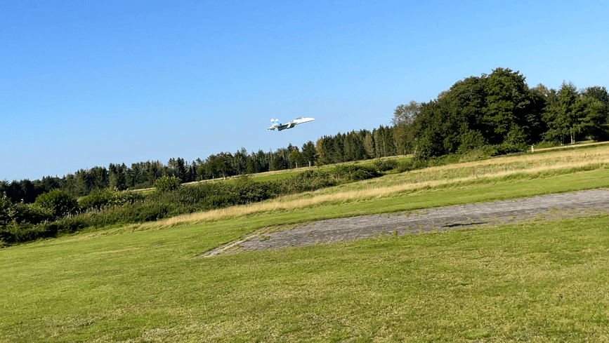 Überflug der Landebahn. Ich benötige sie nicht, da die Landung vermutlich die unteren Triebwerksschächte aufreiben würde. Vielleicht teste ich so etwas aber mal. SU30 beim simulierten Landeanflug zur Übung