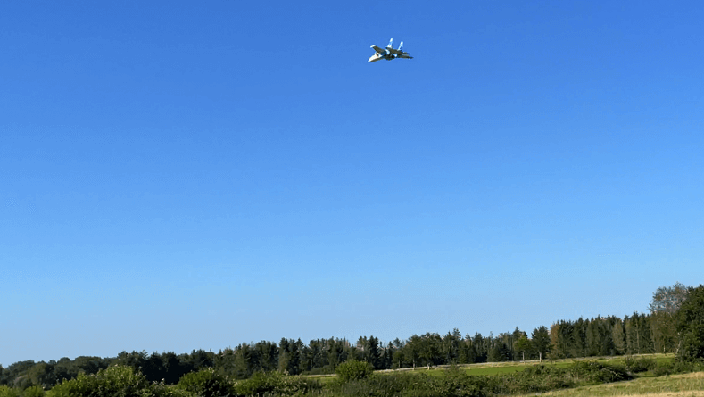 Ein hoher Überflug. SU3 Überflug unseres Flugplatzes