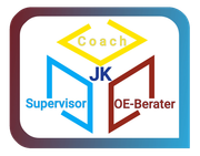 Logo von JK Coach Supervisor OE-Berater. farbiger Würfel mit den Initialen JK