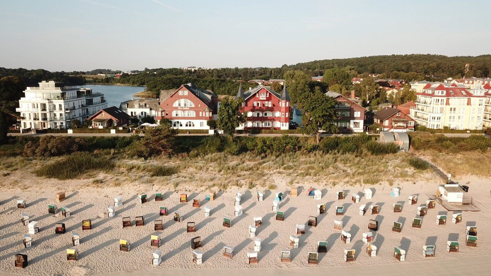 Die Villa Vineta mit Meerblick liegt direkt am Strand von Bansin auf der Insel Usedom. Traumhafter Urlaub in der Ferienwohnung einer historischen Villa. Ausstattung mit WLAN inklusive. Direkter Meerblick.
