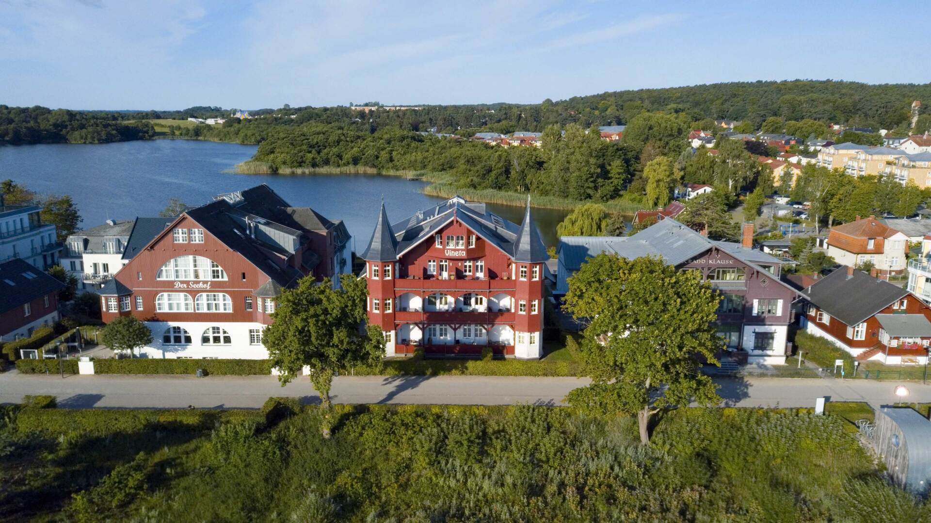 Die Villa Vineta mit Meerblick liegt direkt am Strand von Bansin auf der Insel Usedom. Traumhafter Urlaub in der geschmackvollen Ferienwohnung einer historischen Villa. Ausstattung mit WLAN inklusive. Direkter Meerblick.
