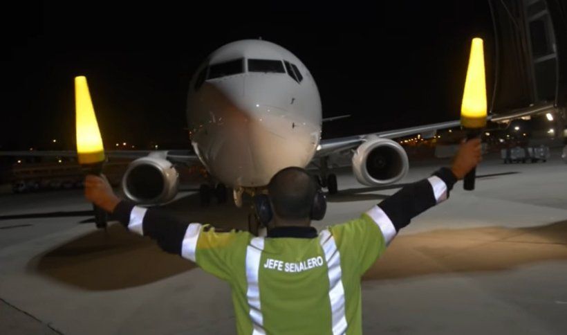 Cono de señalización LED AGLOWLIGHT para operaciones aeroportuarias