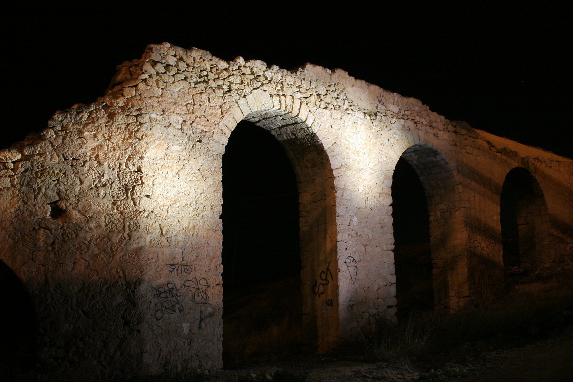 Linterna profesional AGW1000 AGLOWLIGHT en exterior durante la noche