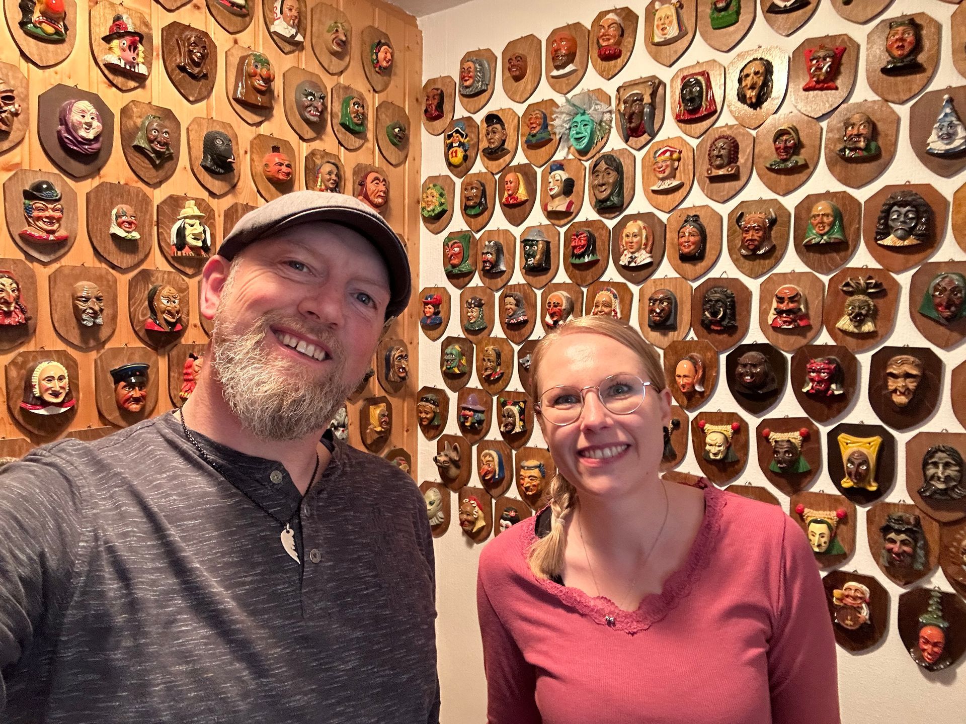 Bernd und Constanze Kaltenbach vor dem Schaufenster des Schreibwarengeschäfts Moosmann. Im Selben Gebäude ist auch