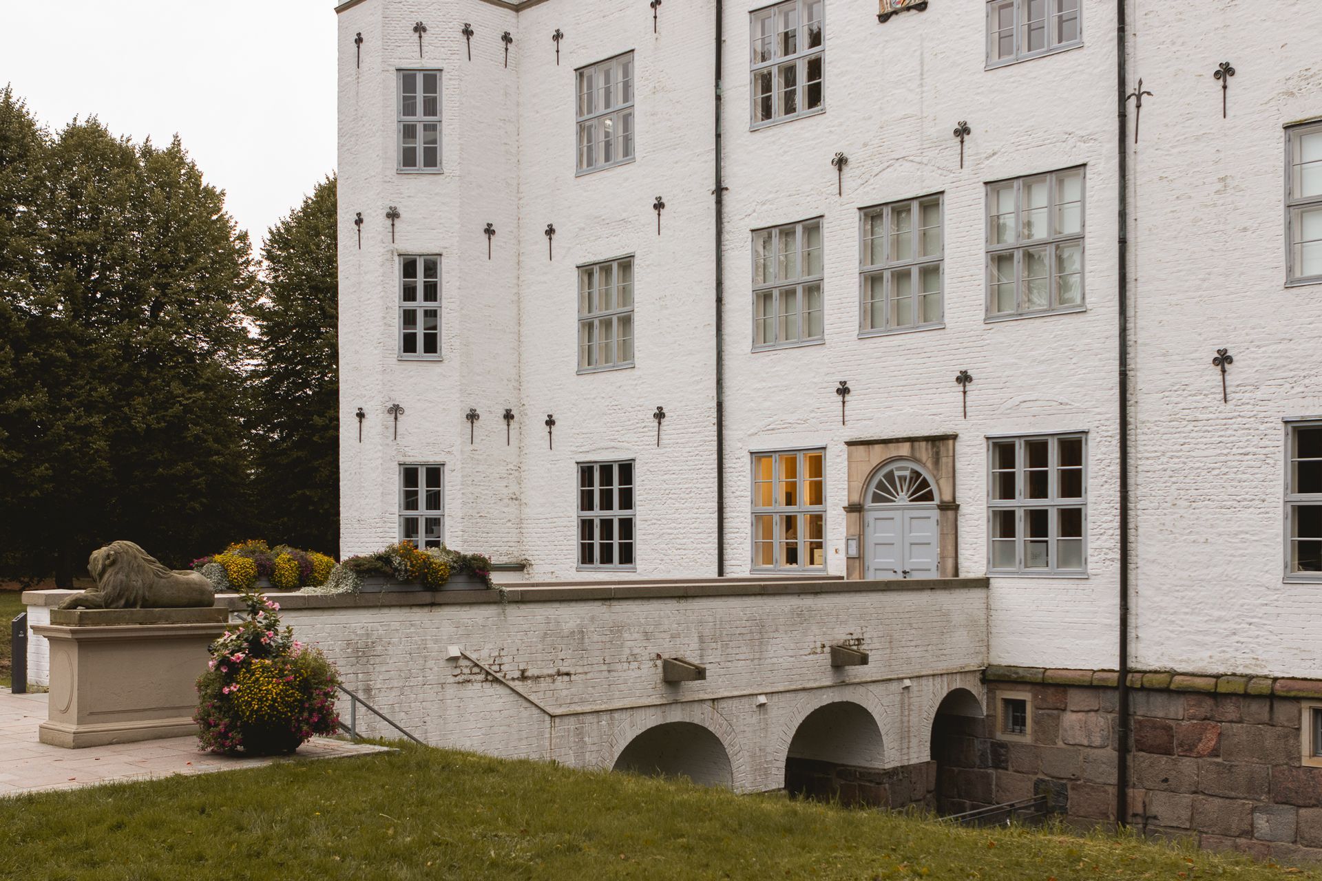 Ahrensburger Schloss Fassade Eingang Löwen