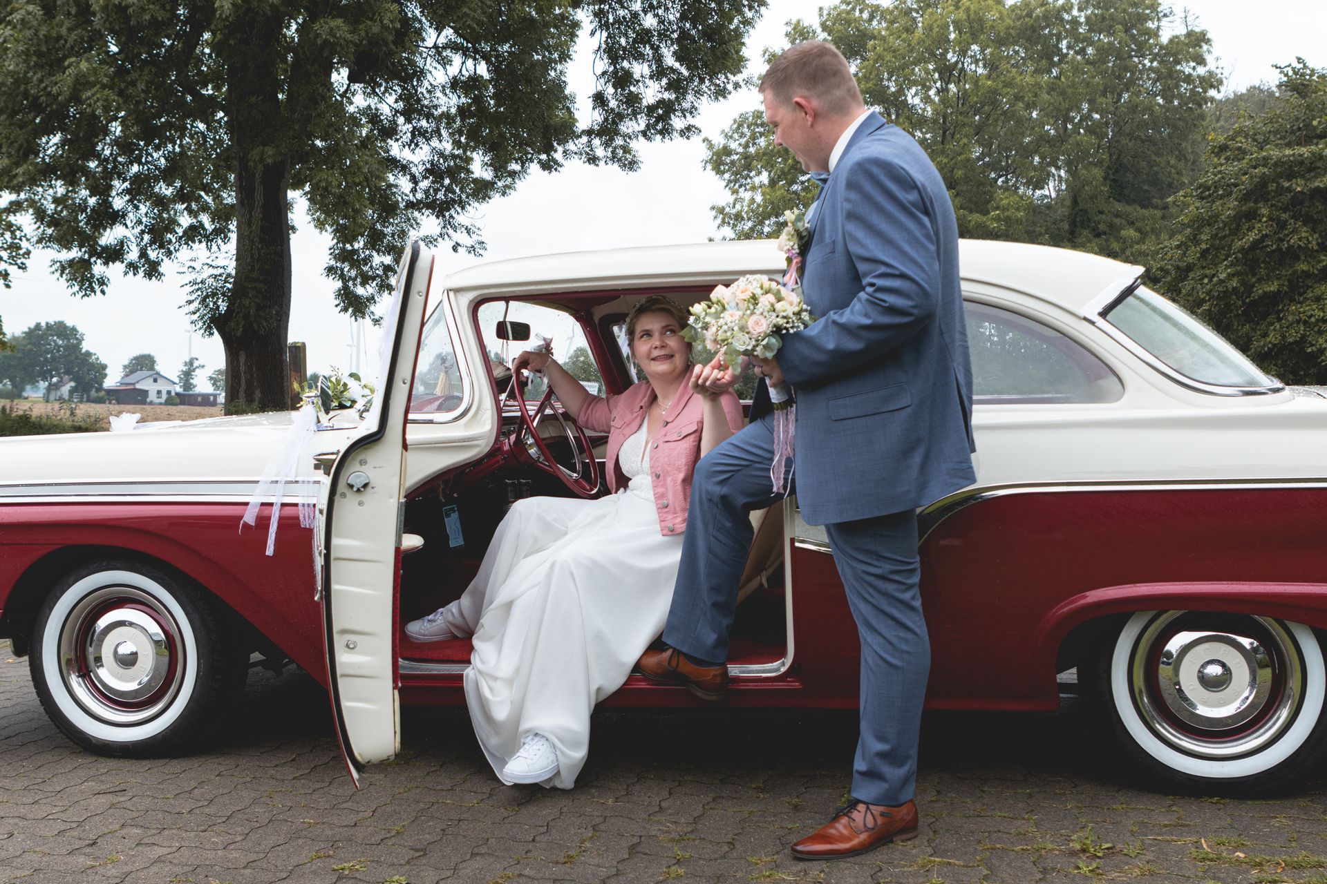 Brautpaar im Hochzeitsauto Oldtimer Shooting Brautstrauß Schleswig-Holstein