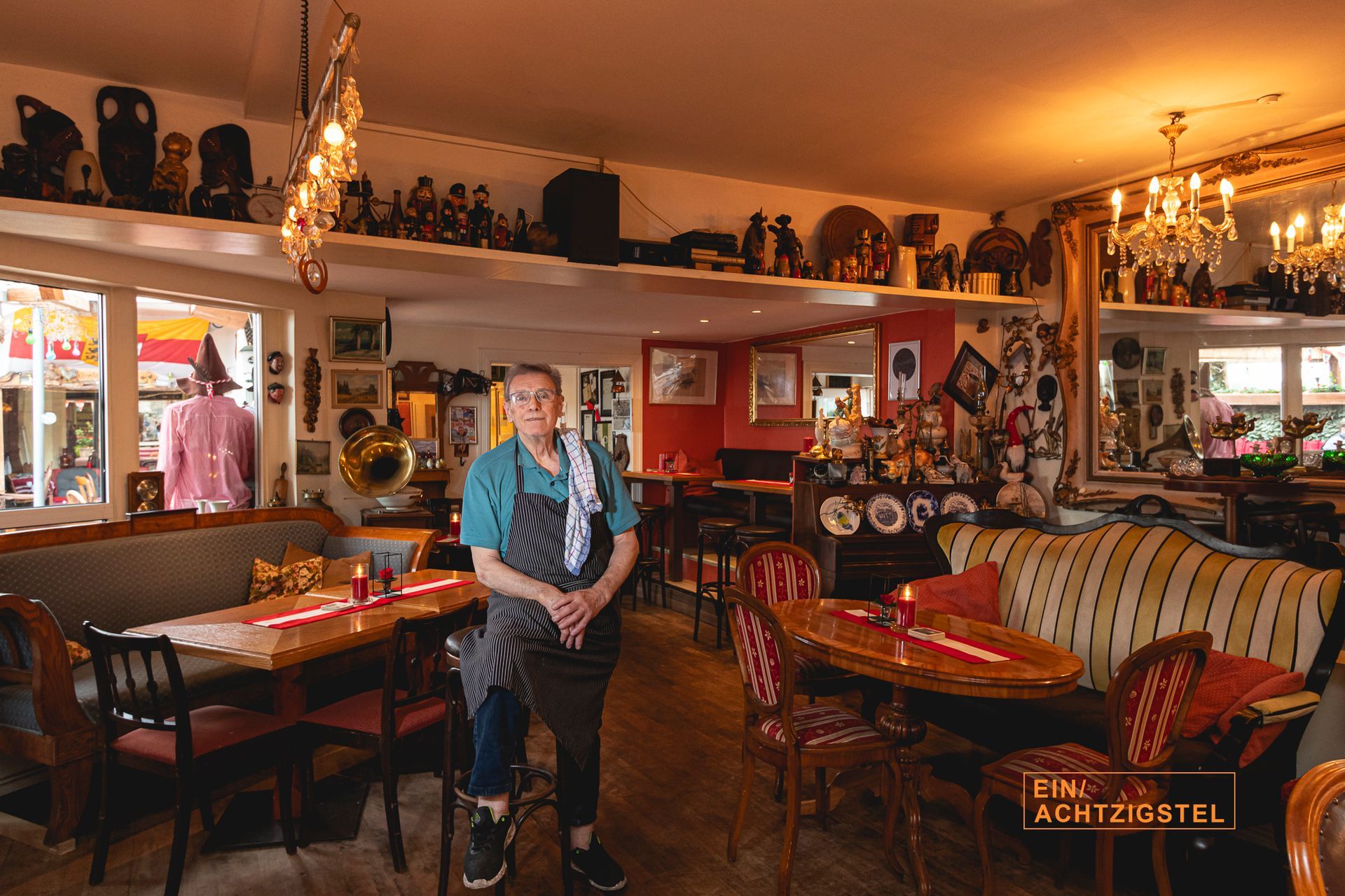 Wirt Hans im Gastraum seines Österreichischen Restaurants in Hamburg-Winterhude mit Biergarten. Spezialität des Hauses: Schnitzel.