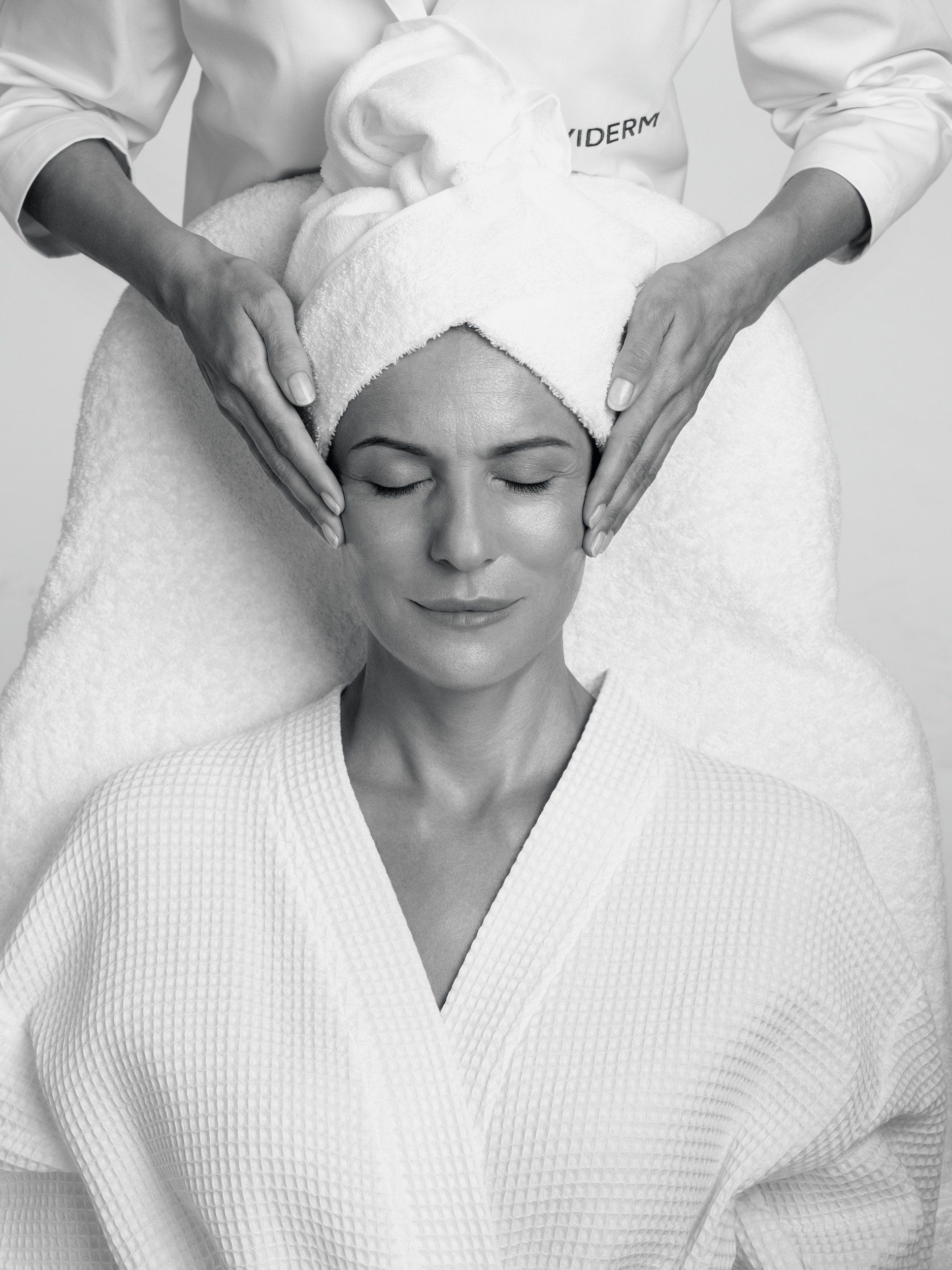 Dame bei einer Gesichtsbehandlung im House of Shido