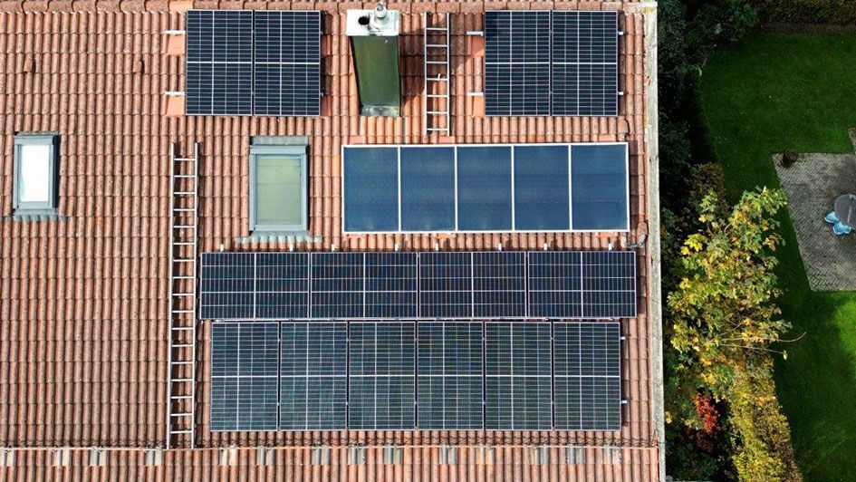 Rotes Hausdach, dass eine installierte Photovoltaik-Anlage (PV-Anlage) zeigt