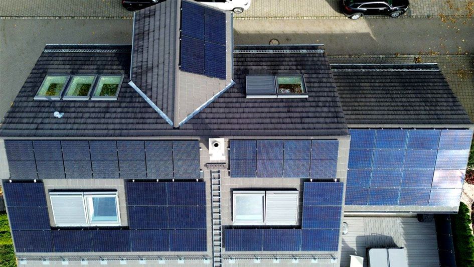 Graues Hausdach, dass eine installierte Photovoltaik-Anlage (PV-Anlage) zeigt