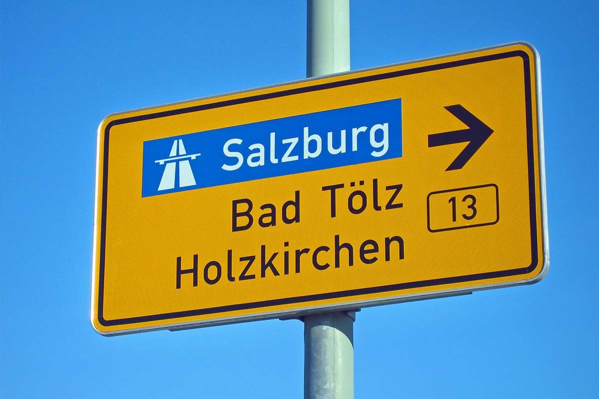 Straßenschild mit den Orten: Bad Tölz und Holzkirchen