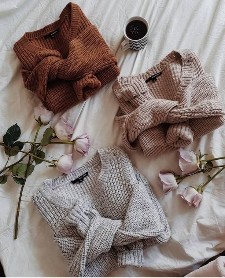 „Zwei gestrickte Damenpullover mit Kaffeetasse – gemütliche Fashion-Flatlay-Szene.“