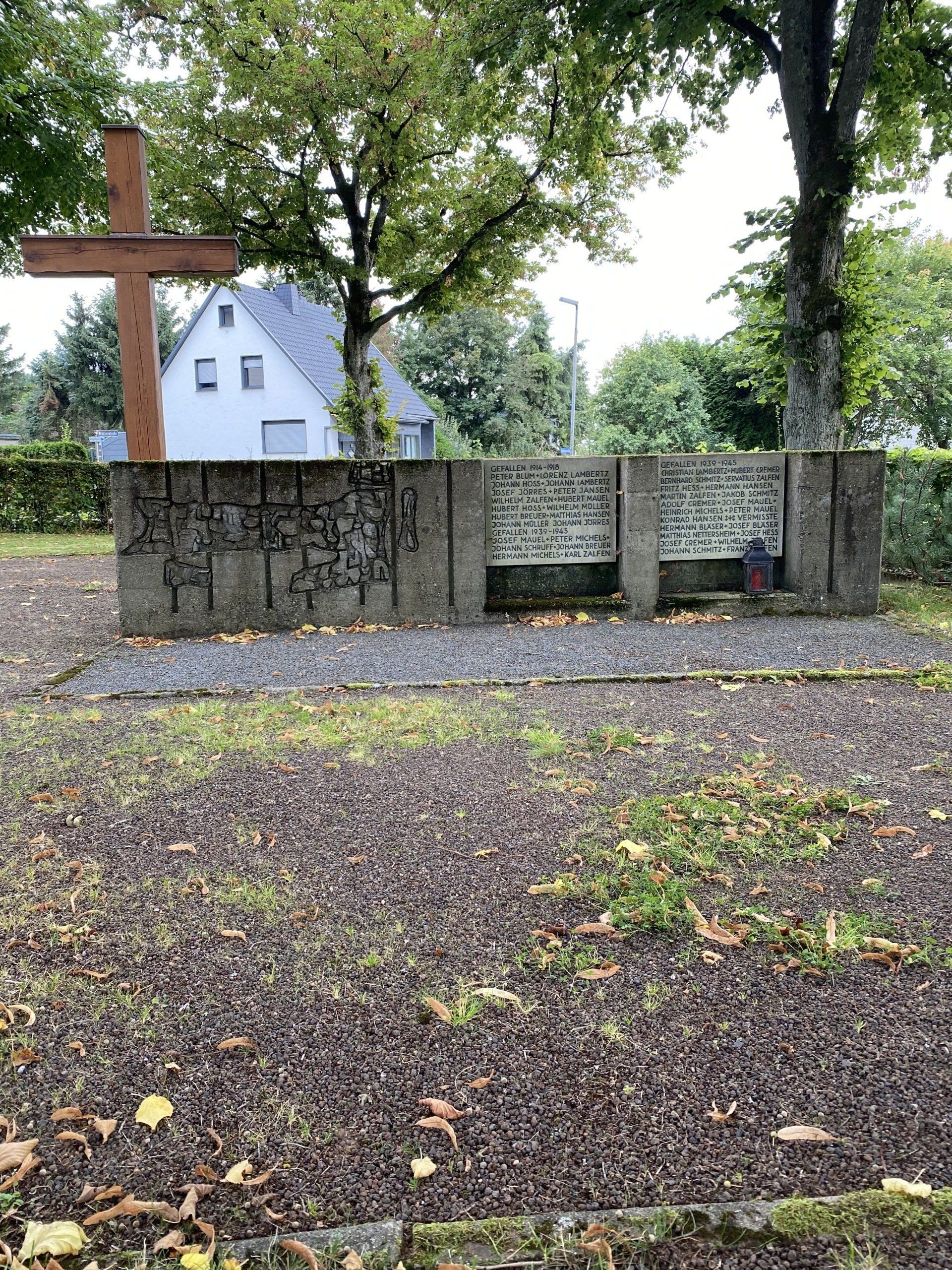 Kriegerdenkmal mit Namen der Opfer der Weltkriege