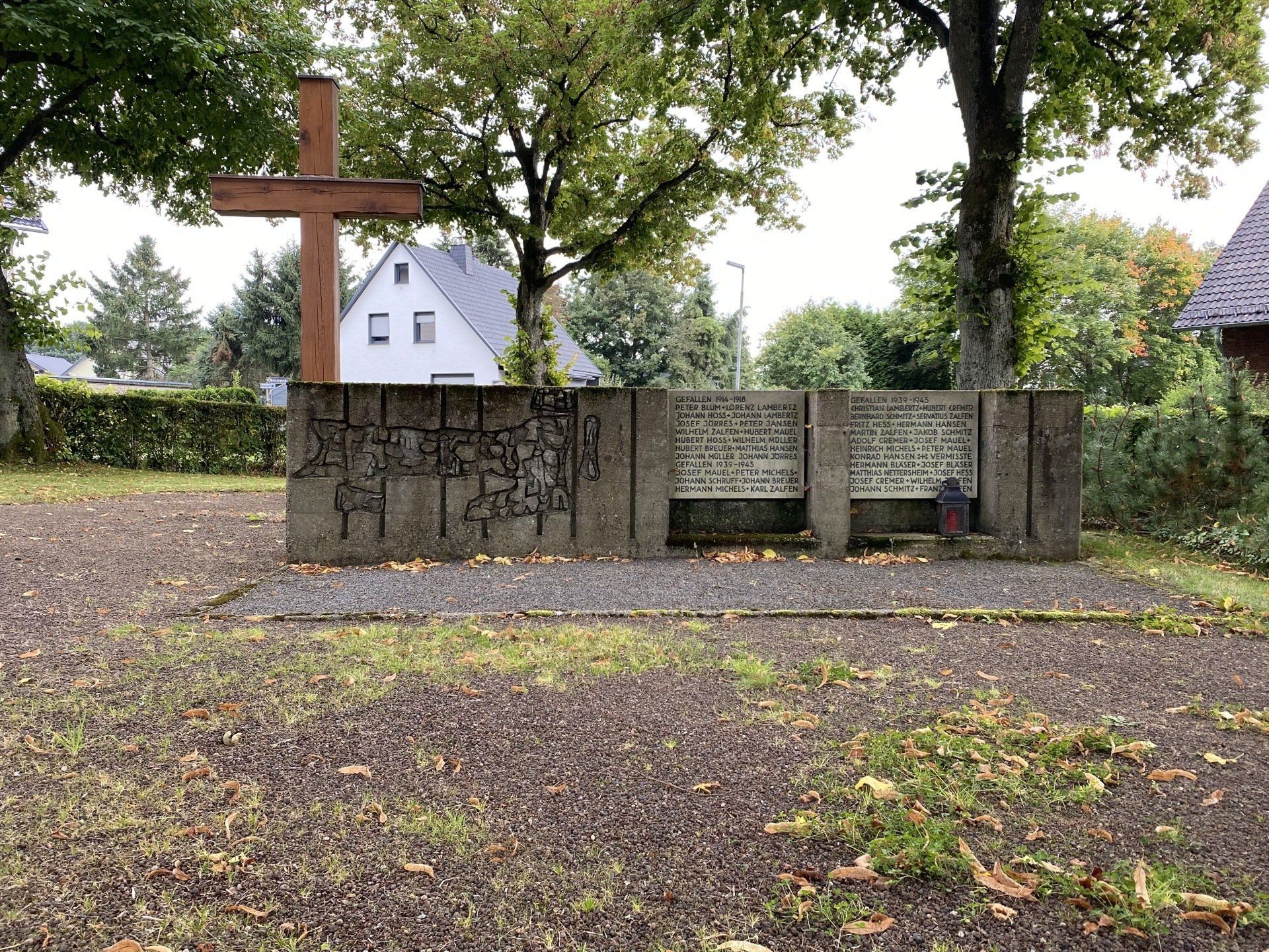 Kriegerdenkmal Engelgau mit Kreuz und Betonriegel