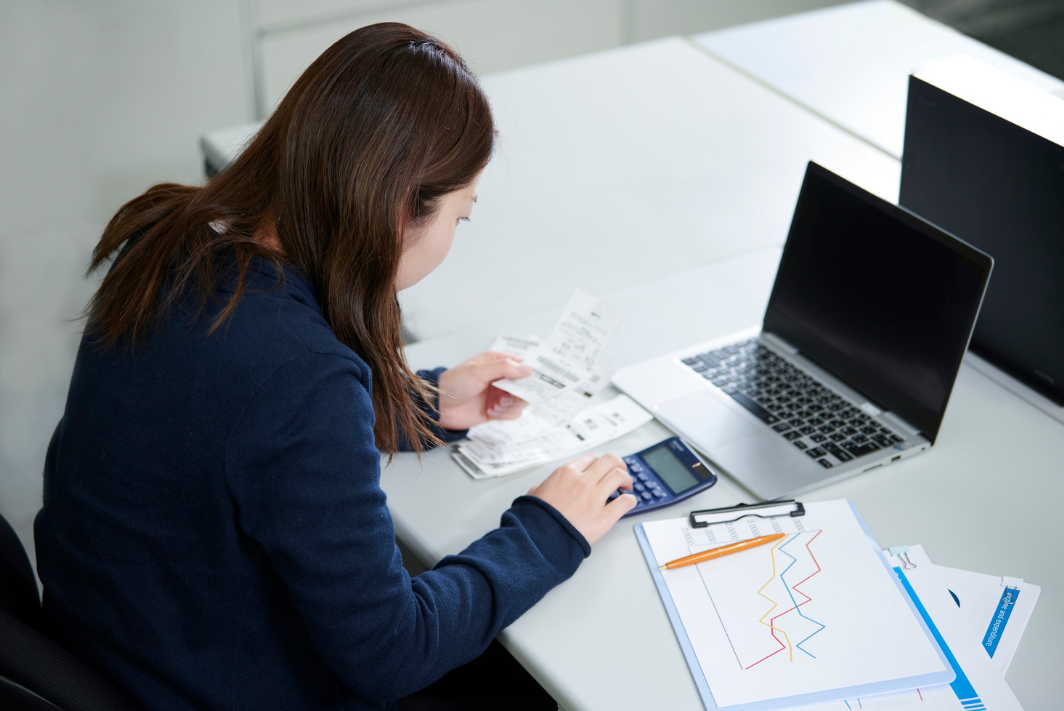Business owner using accounting software to prepare for Making Tax Digital on a laptop