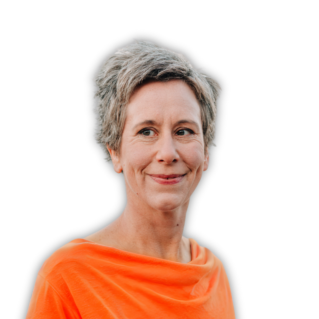 Wiebke Wimmer (Foto: Julia Aßmann) Wiebke Wimmer trägt ein orangefarbenes Oberteil und lächelt.