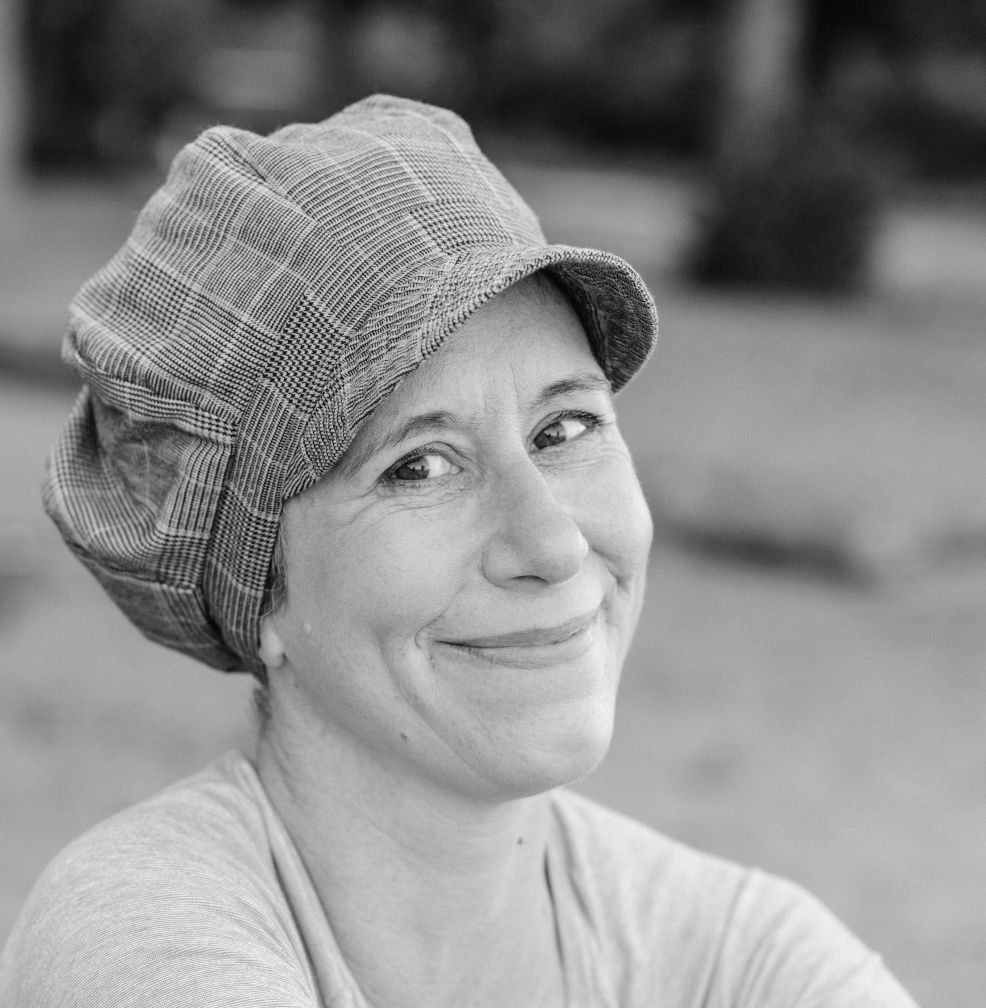 Wiebke Wimmer (Foto: Julia Aßmann) Wiebke Wimmer (Autorin, Bücher mit Musik) trägt eine Mütze, blickt in die Kamera und lächelt.