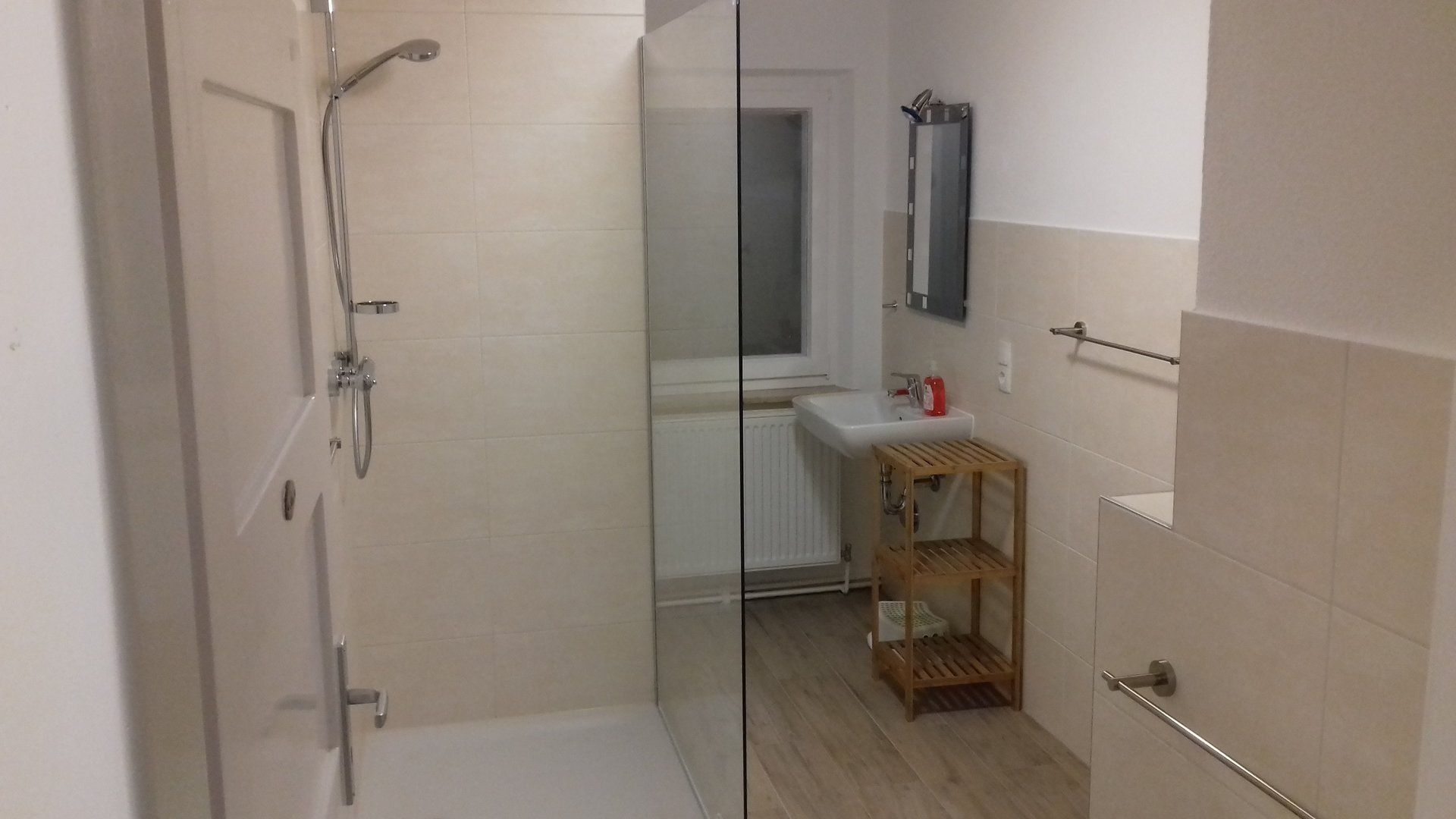 Dusche/WC mit Waschmaschine und Trockner