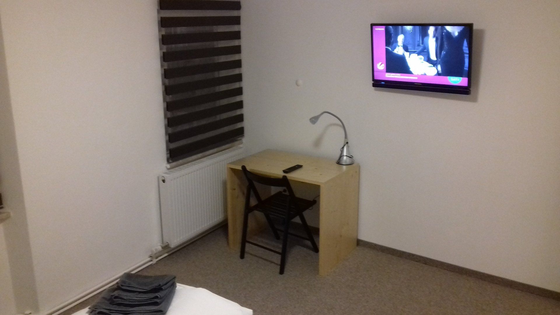 Wohnzimmer mit Sat-TV und Schreibtisch