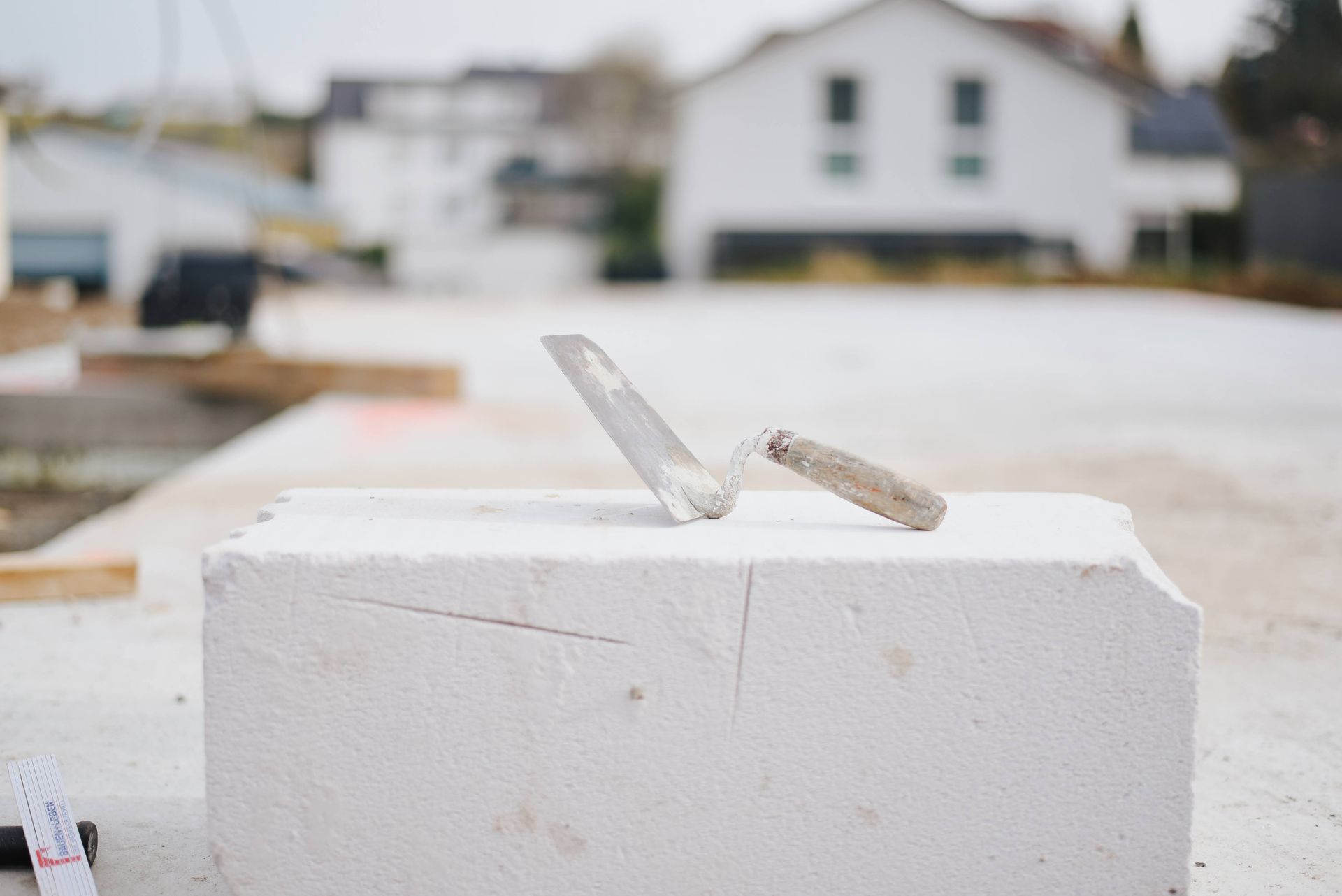 Baustein mit Werkzeug auf Baustelle