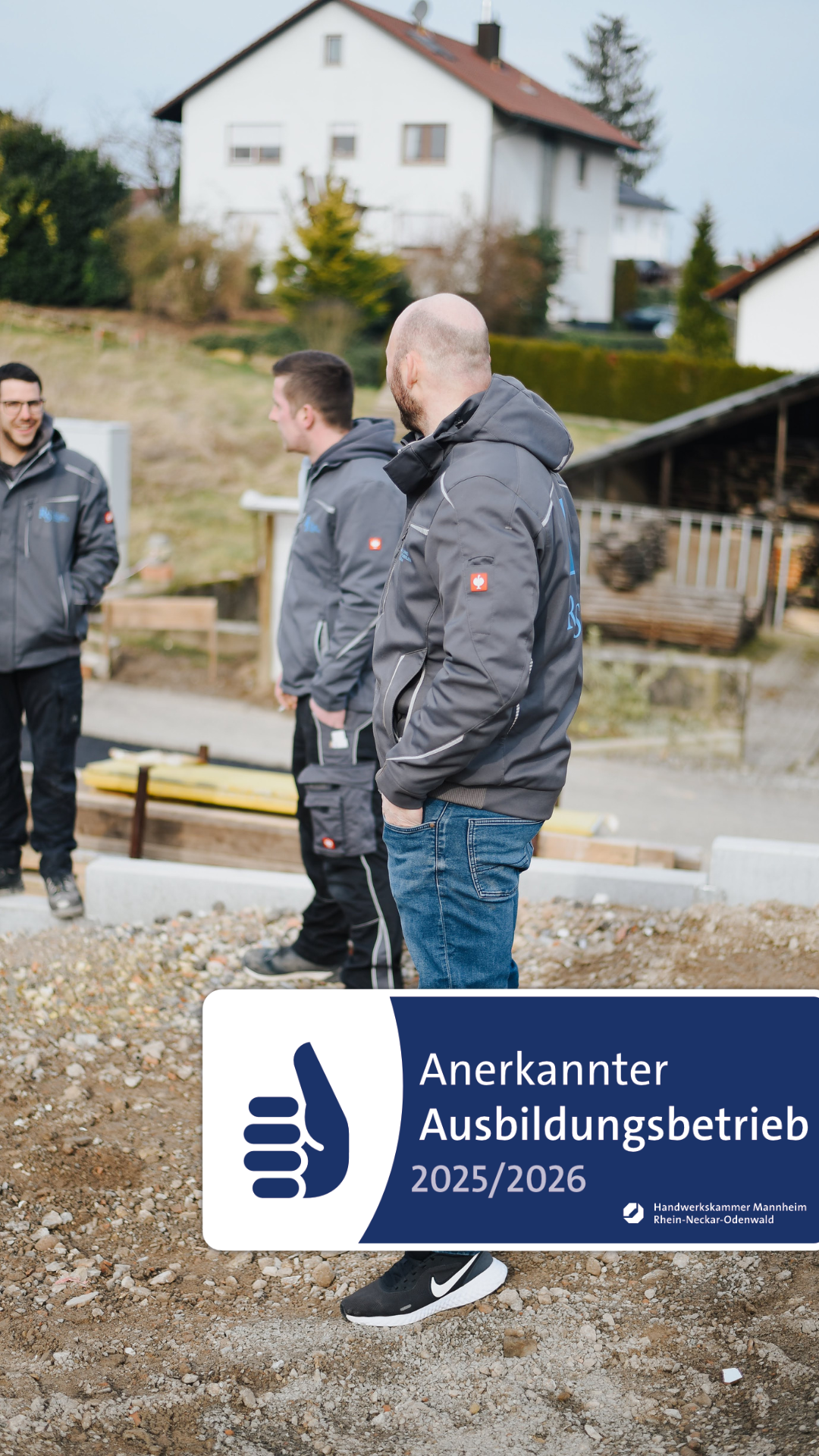 Zwei Bauarbeiter der RS Bau & Immo GmbH stehen auf einer Baustelle.