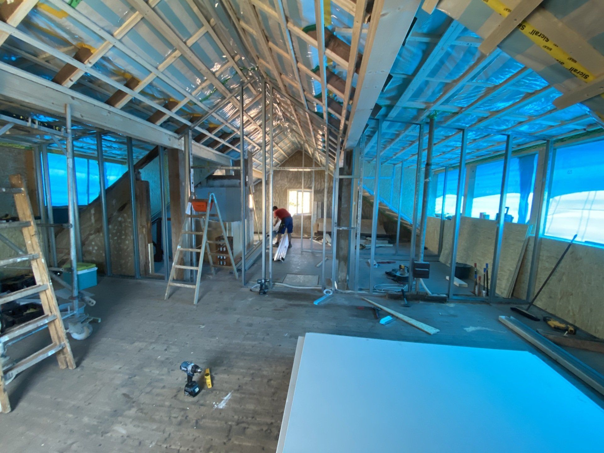 Dachgeschossausbau mit Trockenbauarbeiten in Sinsheim und Umgebung – Innenausbau und Dämmung von RS Bau & Immobilien.