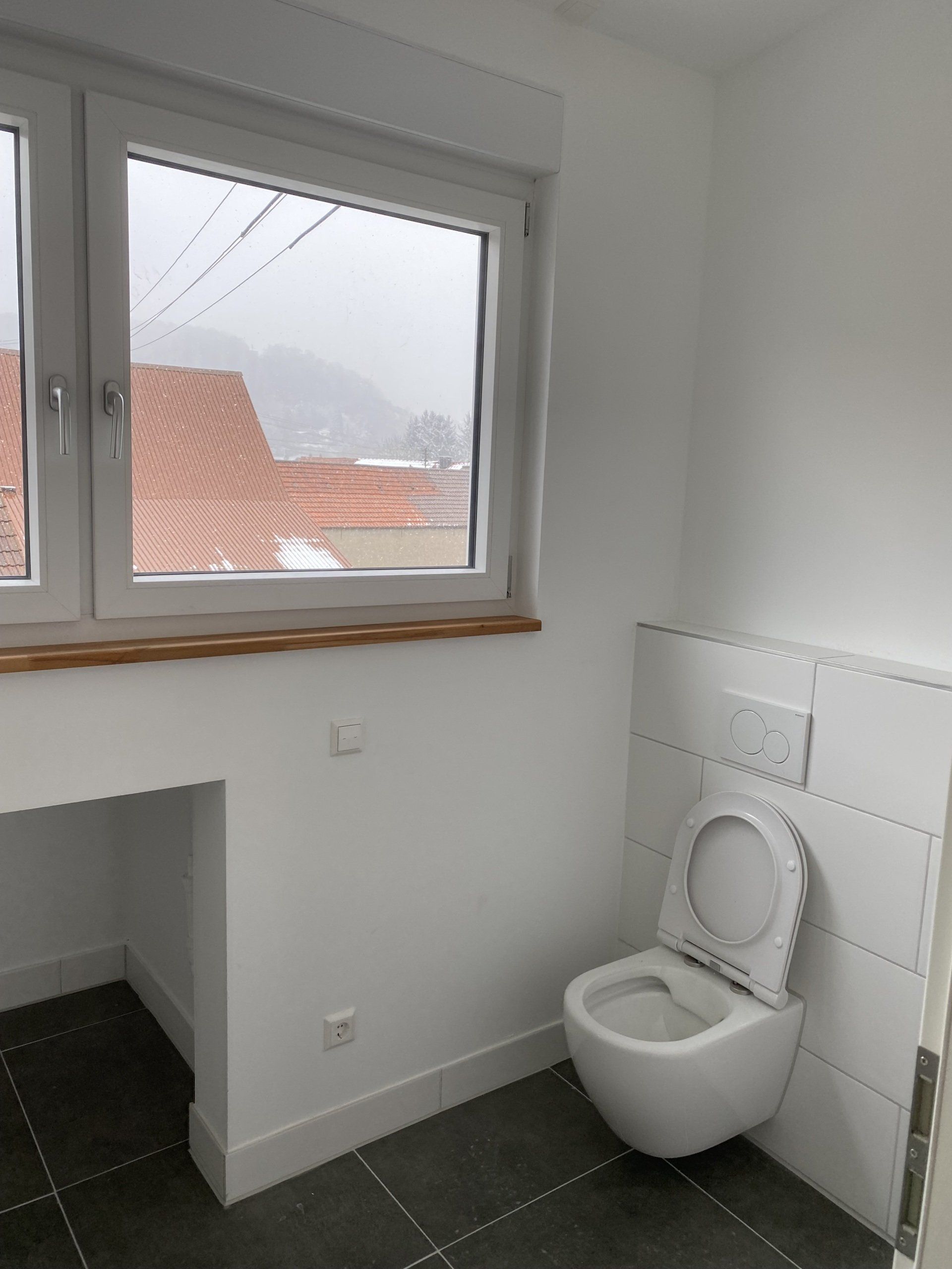 Modernes Gäste-WC mit Fenster und Wandtoilette in Helmstadt – Sanitärinstallation durch RS Bau & Immobilien.