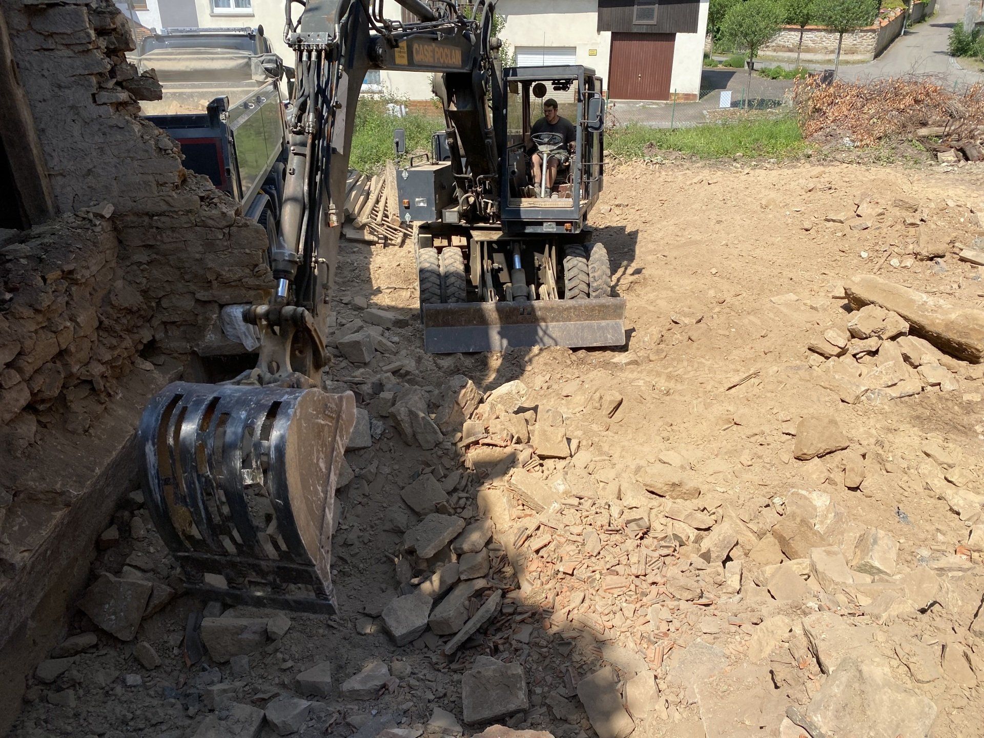 Erdbauarbeiten in Helmstadt – Bagger beim Bodenaushub für ein Bauprojekt, durchgeführt von RS Bau & Immobilien.