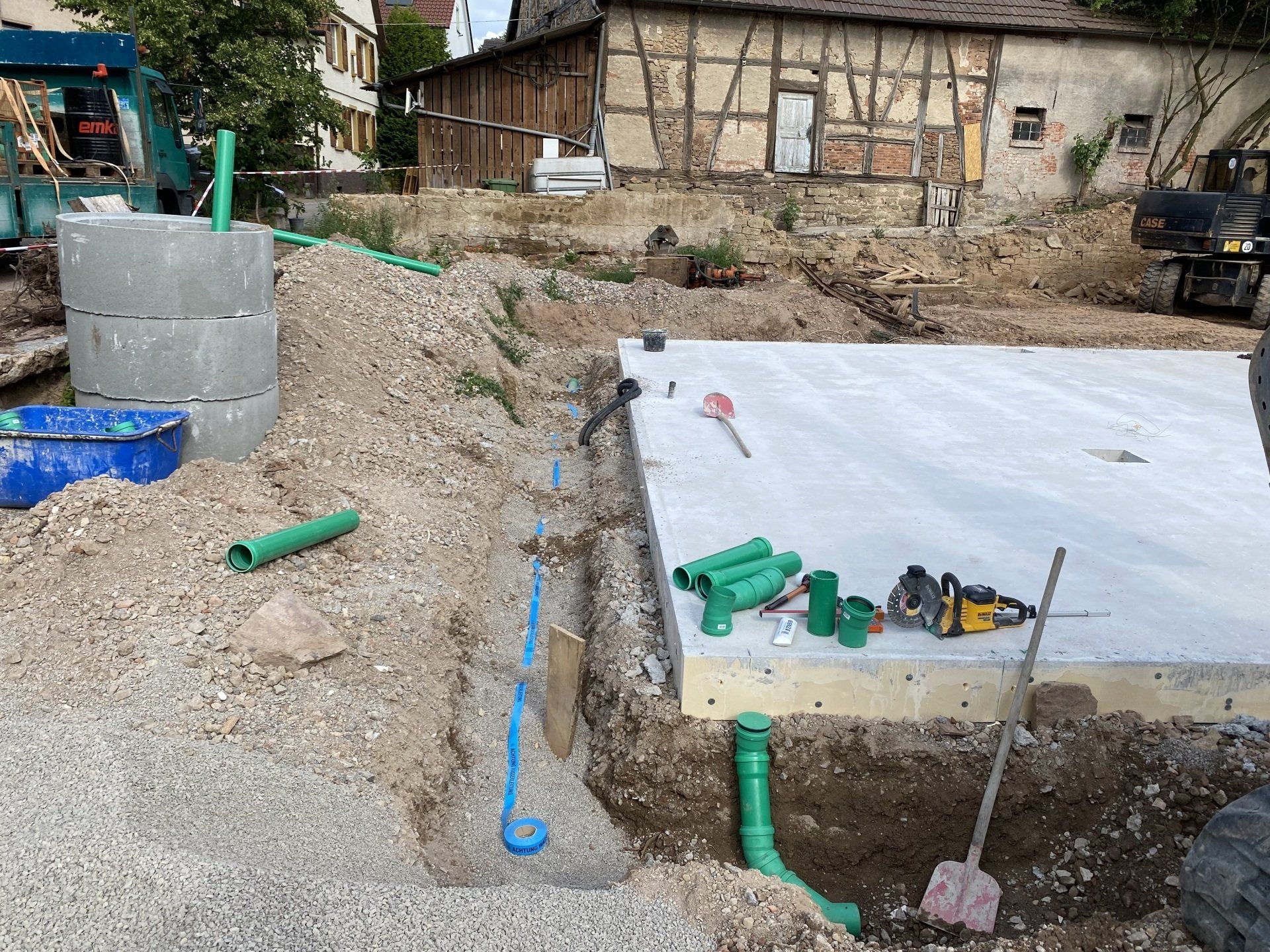 Bau einer Bodenplatte mit Entwässerungssystem in Helmstadt – Fundamentarbeiten durch RS Bau & Immobilien.