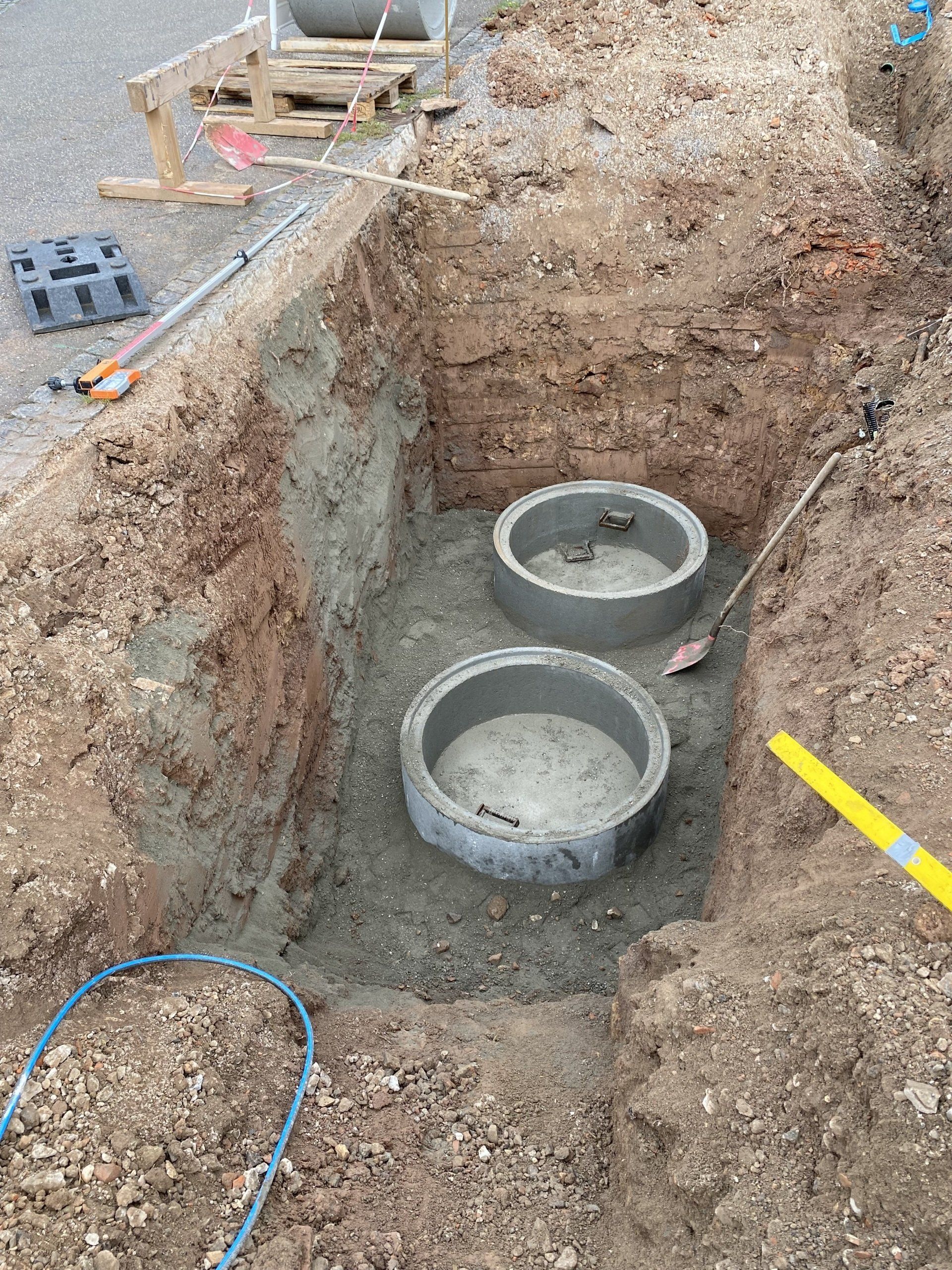Einbau von Betonschächten in Helmstadt – Arbeiten im Tiefbau, ausgeführt von RS Bau & Immobilien für ein Bauprojekt.