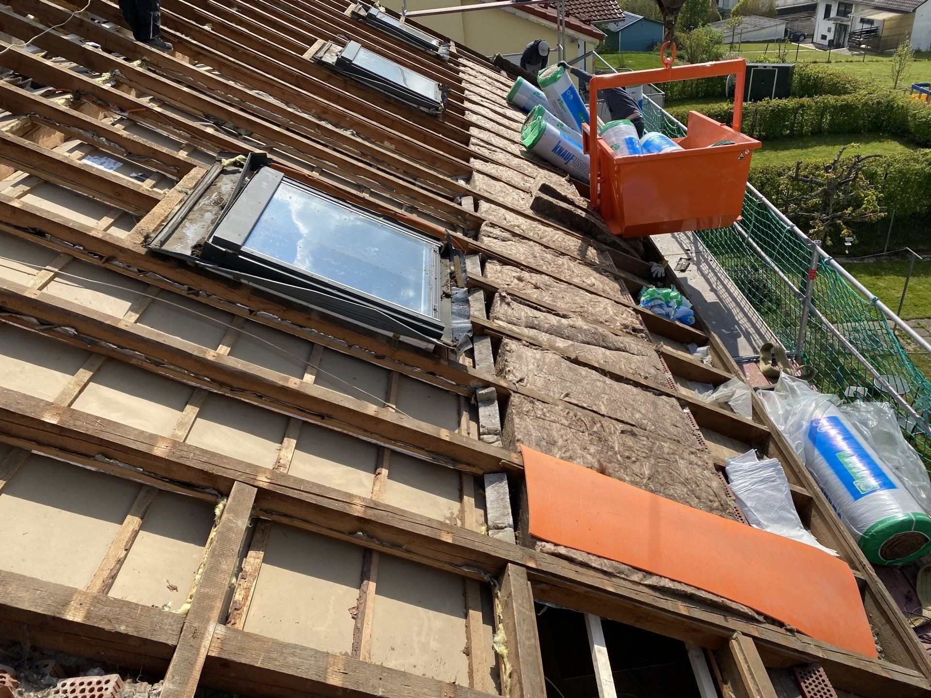 Dachsanierung mit Austausch der Dämmung und Einbau von Dachfenstern in Mosbach – RS Bau & Immobilien.