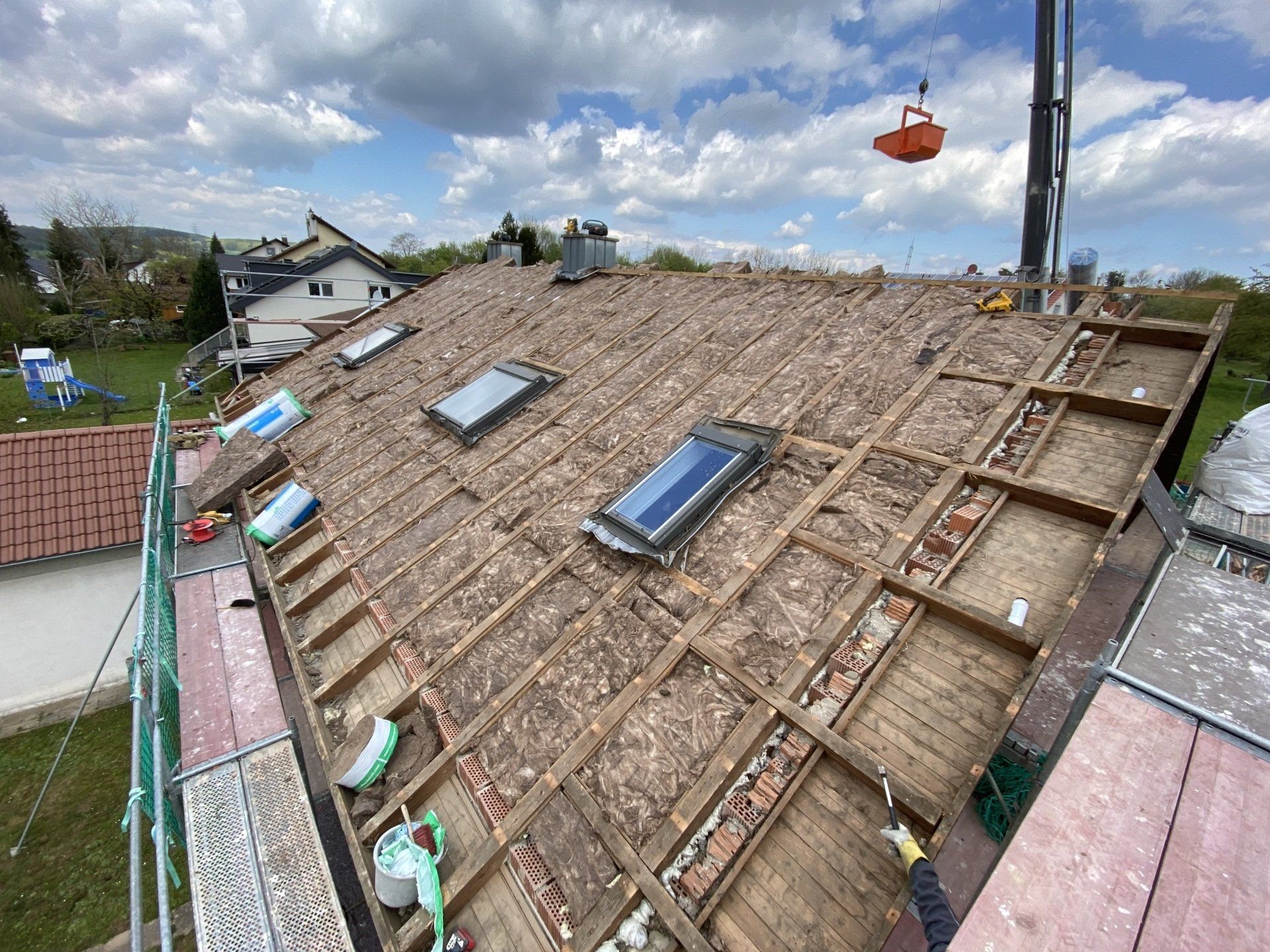 Dachsanierung mit Vorbereitung für neue Dämmung und Einbau von Dachfenstern in Heilbronn – RS Bau & Immobilien.