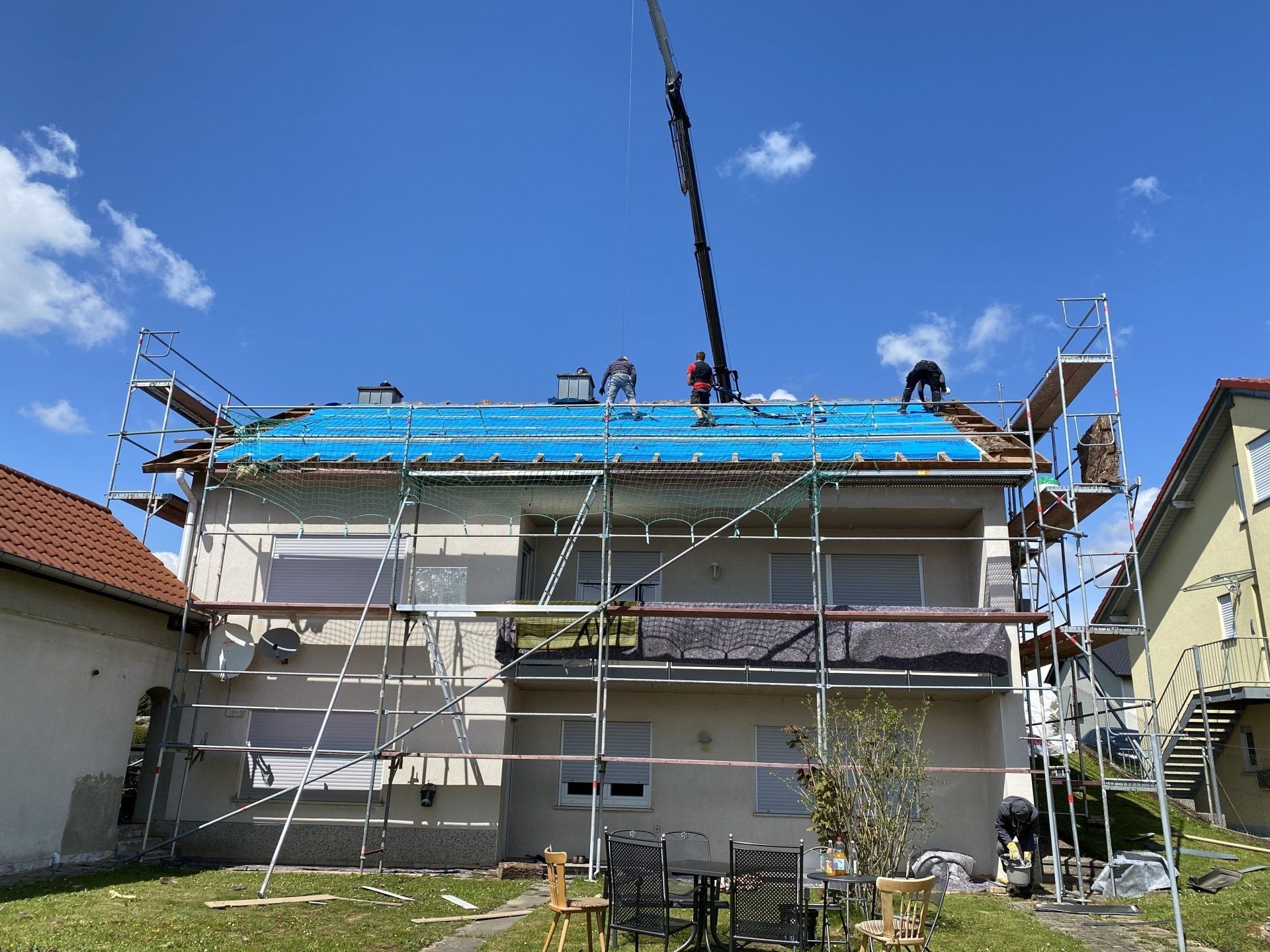 Dachsanierung an einem Wohnhaus in Helmstadt – Ausführung durch RS Bau & Immobilien mit moderner Technik.