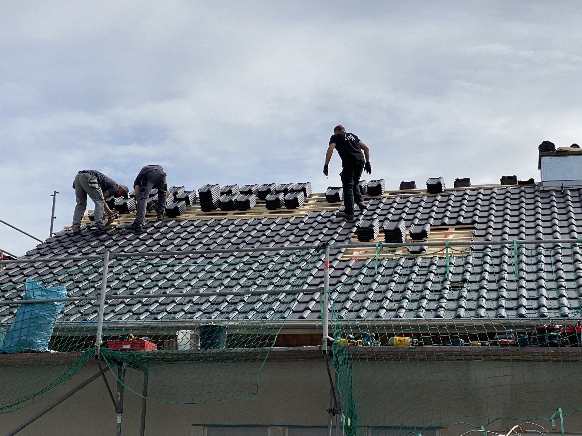 Eindeckung eines Daches mit Dachziegeln in Helmstadt – Dacharbeiten ausgeführt von RS Bau & Immobilien.