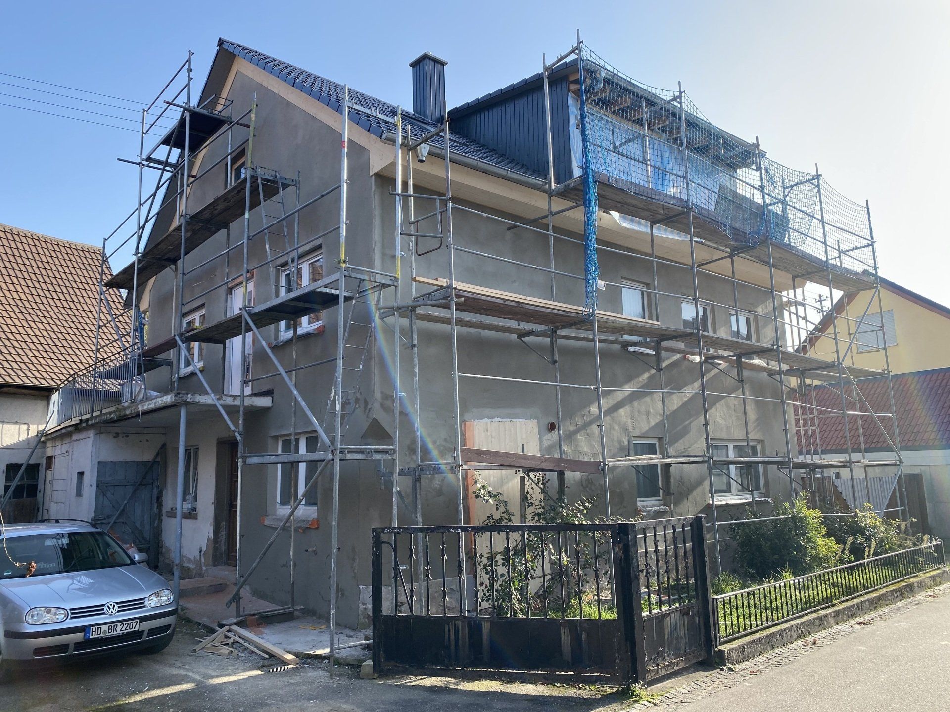 Fassadensanierung und Dachausbau eines Wohnhauses in Helmstadt – Bauprojekt von RS Bau & Immobilien.