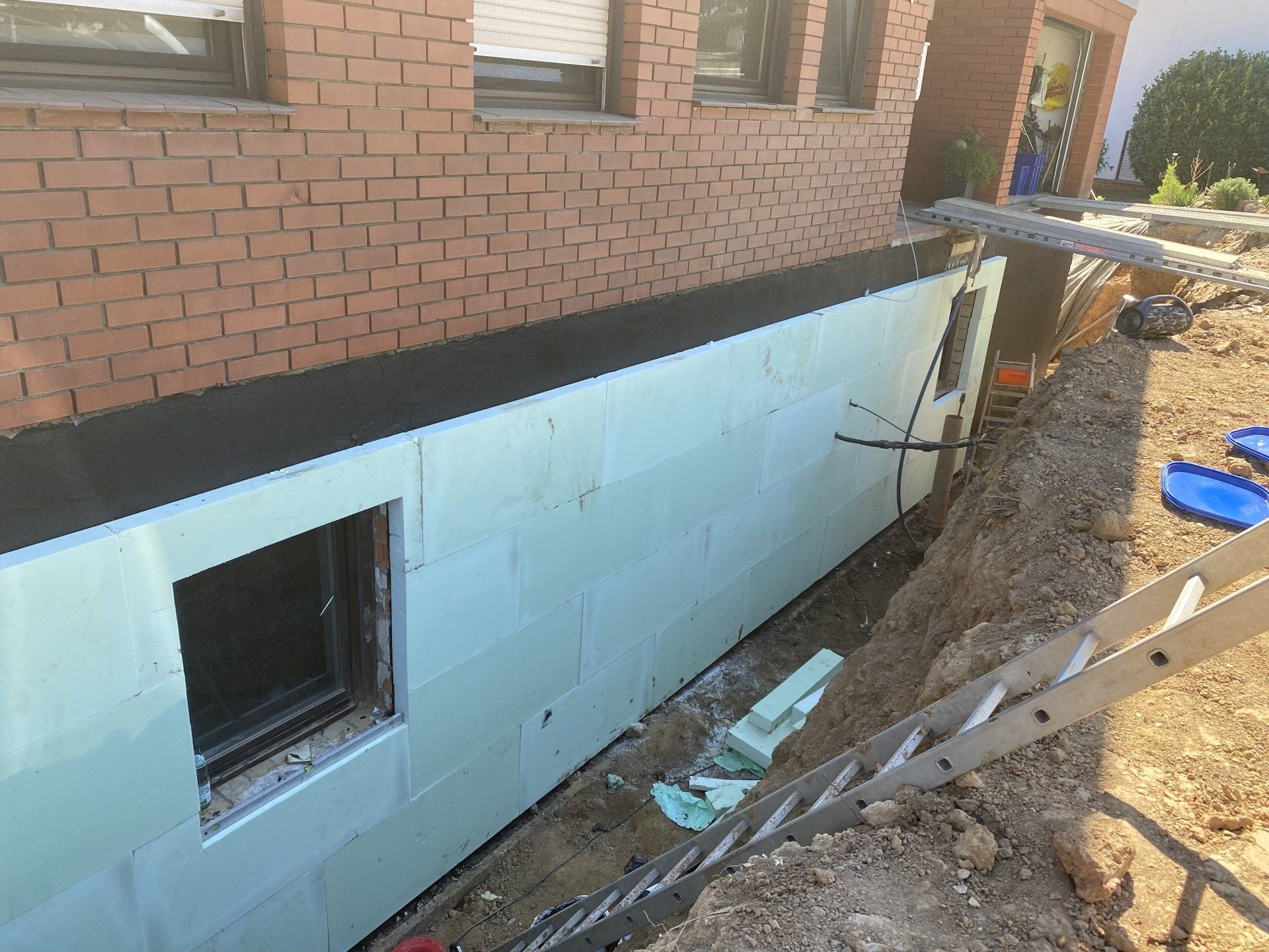 Kellerabdichtung und Perimeterdämmung an einem Wohnhaus in Helmstadt – Sanierungsarbeiten von RS Bau & Immobilien.