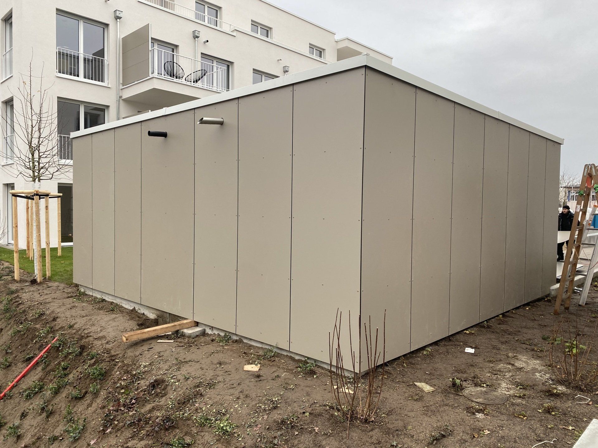 Moderner Abstellraum mit Flachdach in Helmstadt – Neubau und Außenverkleidung durch RS Bau & Immobilien.