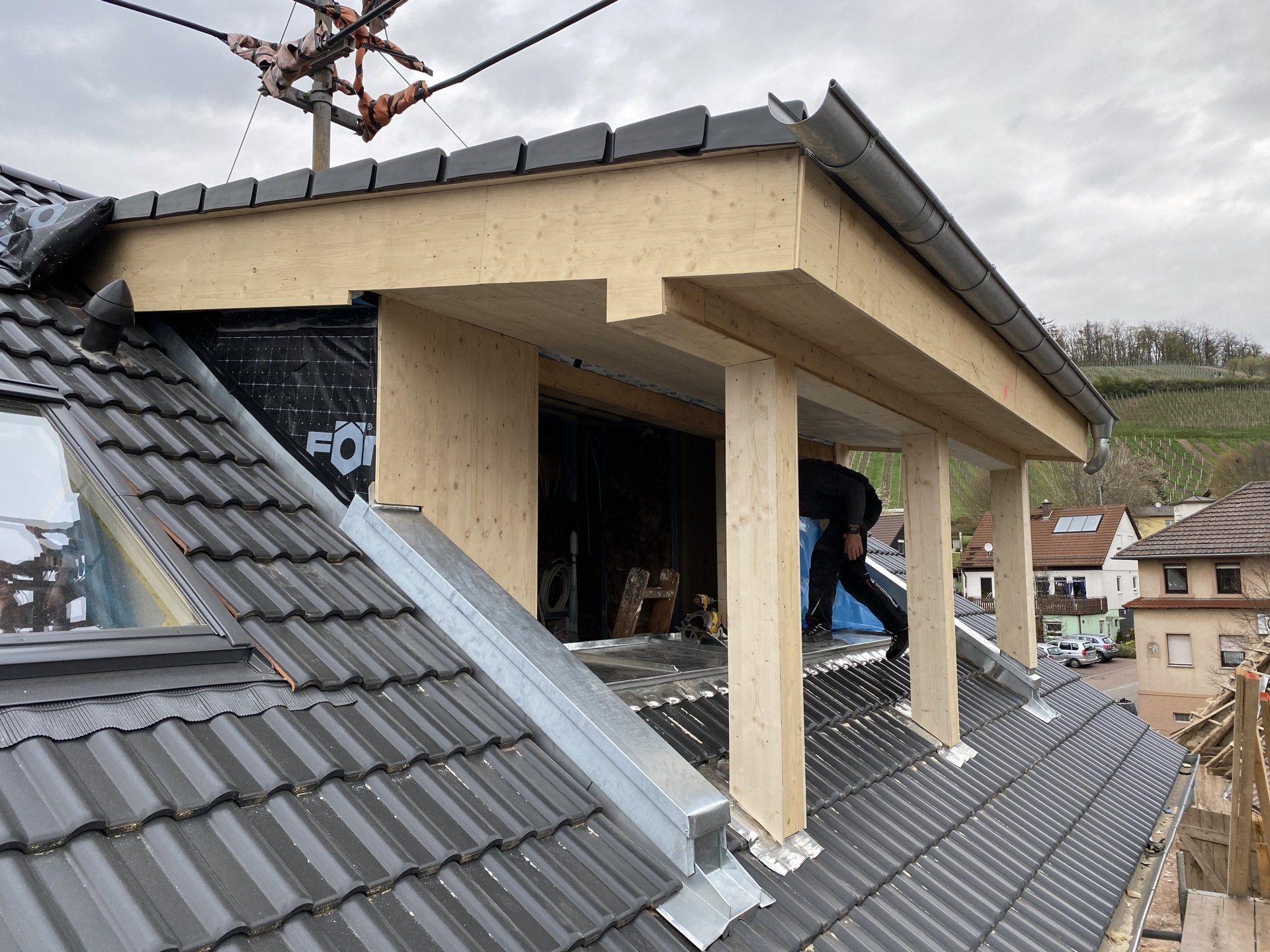 Einbau einer Dachgaube in Helmstadt – Dacharbeiten und Zimmereiarbeiten von RS Bau & Immobilien.