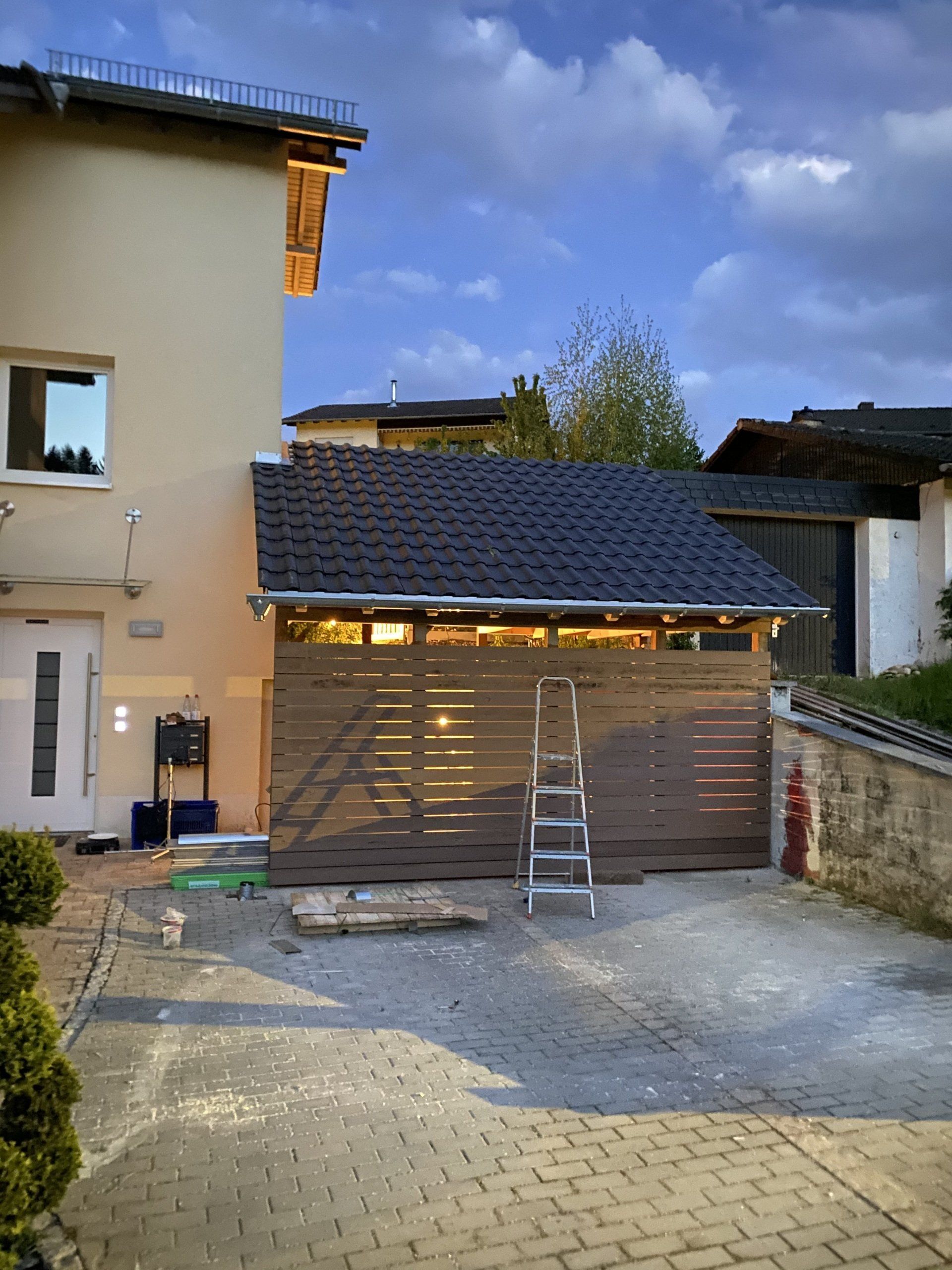 Moderner Carport mit Holzverkleidung und Ziegeldach in Sinsheim und Umgebung – umgesetzt von RS Bau & Immobilien.