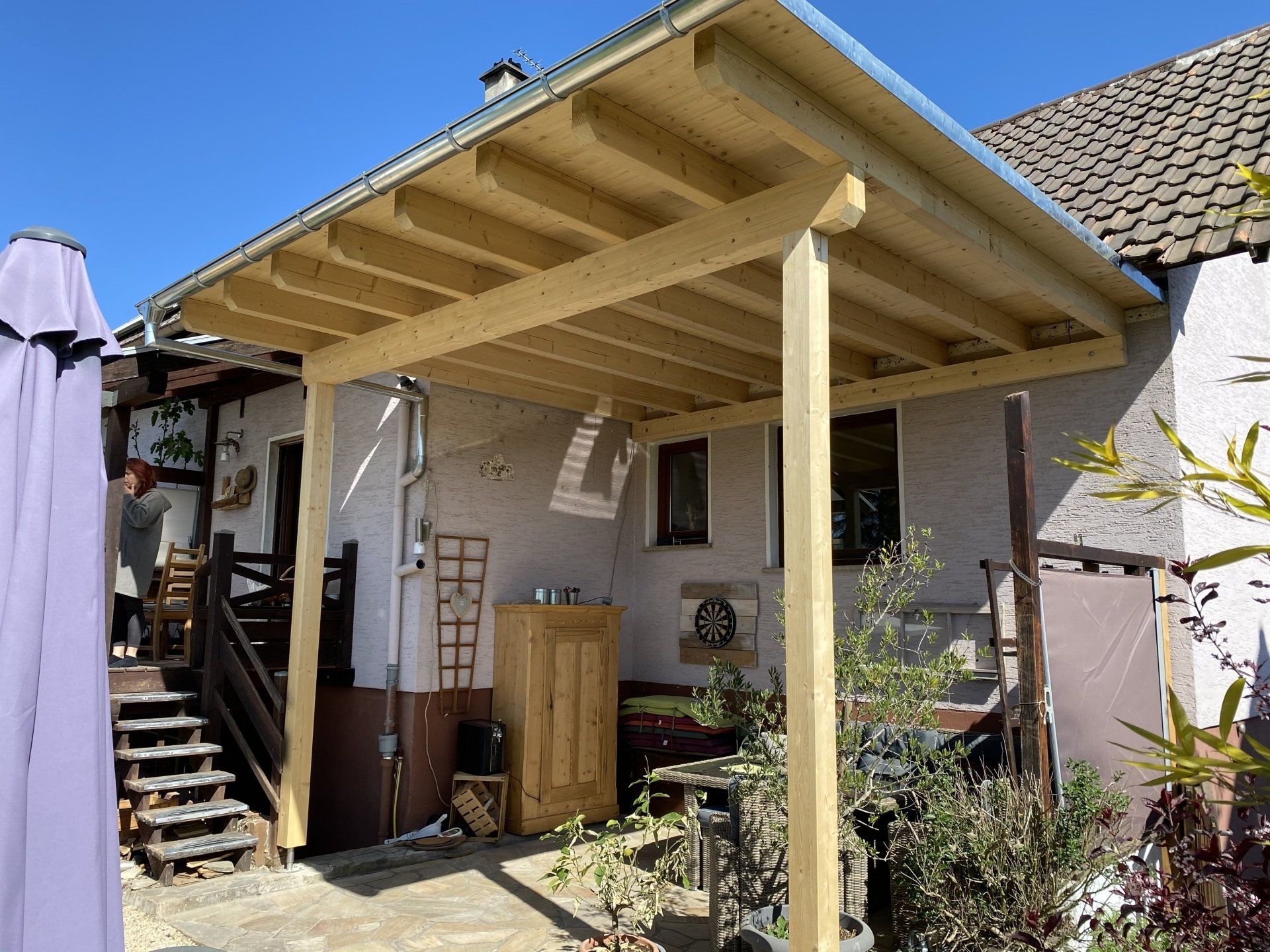 Überdachte Terrasse mit Holzständerkonstruktion in Helmstadt – Holzbauprojekt von RS Bau & Immobilien.