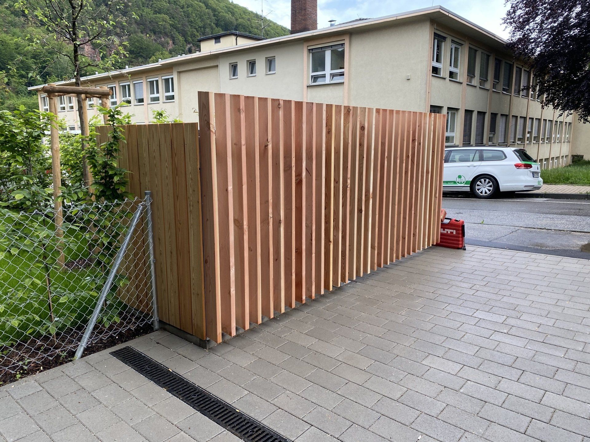 Individuell gefertigter Sichtschutz aus Holz in Helmstadt – Holzbauprojekt von RS Bau & Immobilien.