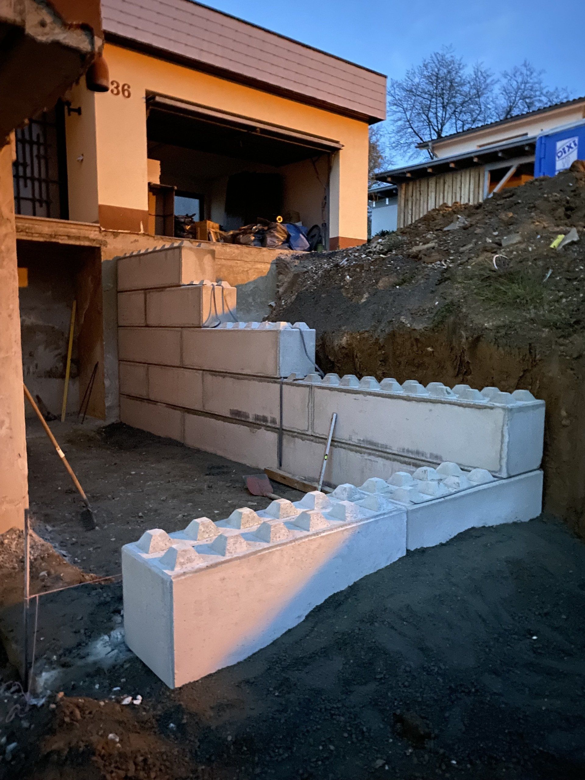 Errichtung einer Stützmauer aus Betonblöcken in Helmstadt – Hangabsicherung durch RS Bau & Immobilien.