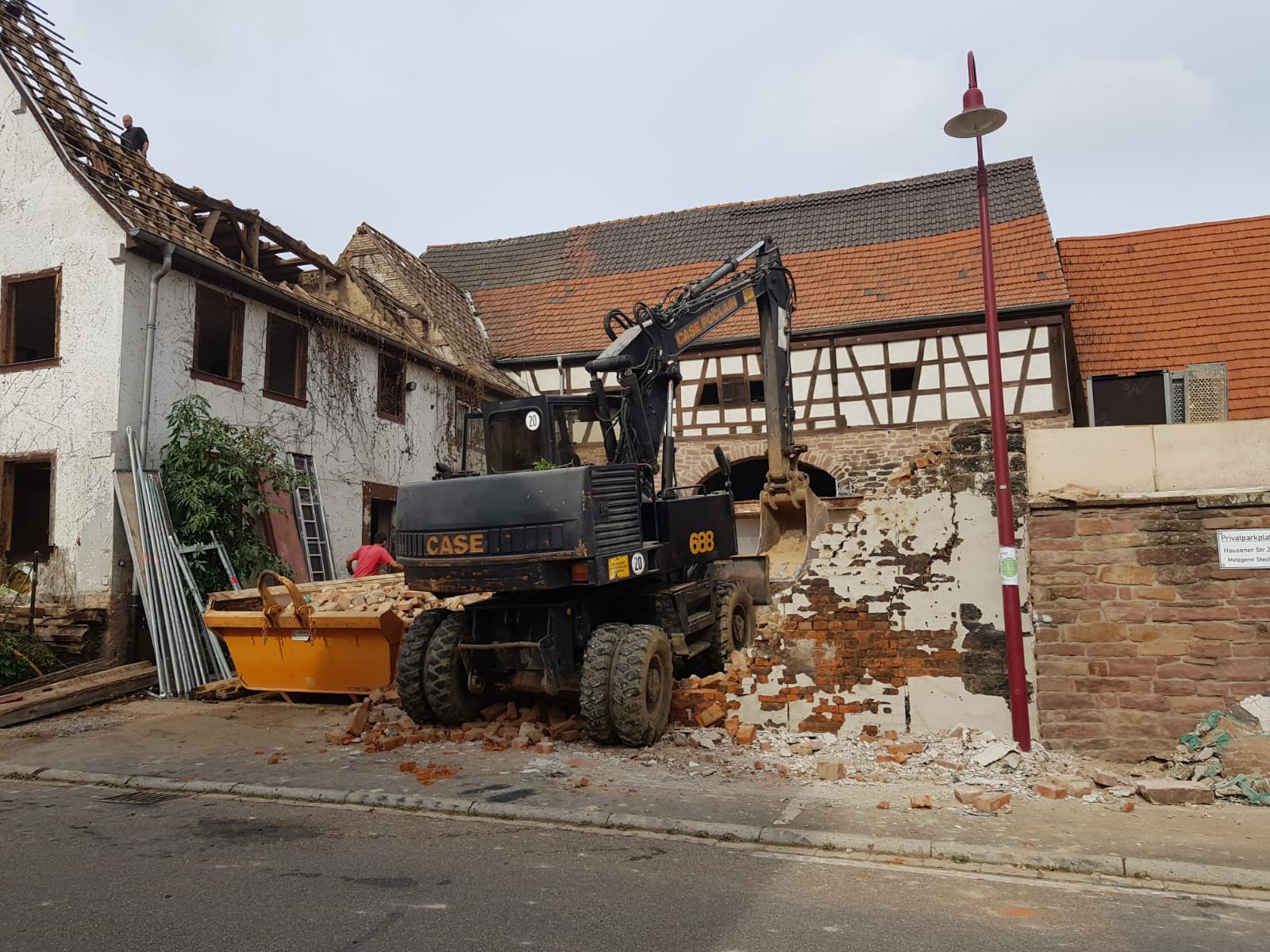 Abrissarbeiten an einem Fachwerkhaus in Helmstadt – Rückbau und Baggerarbeiten durch RS Bau & Immobilien.