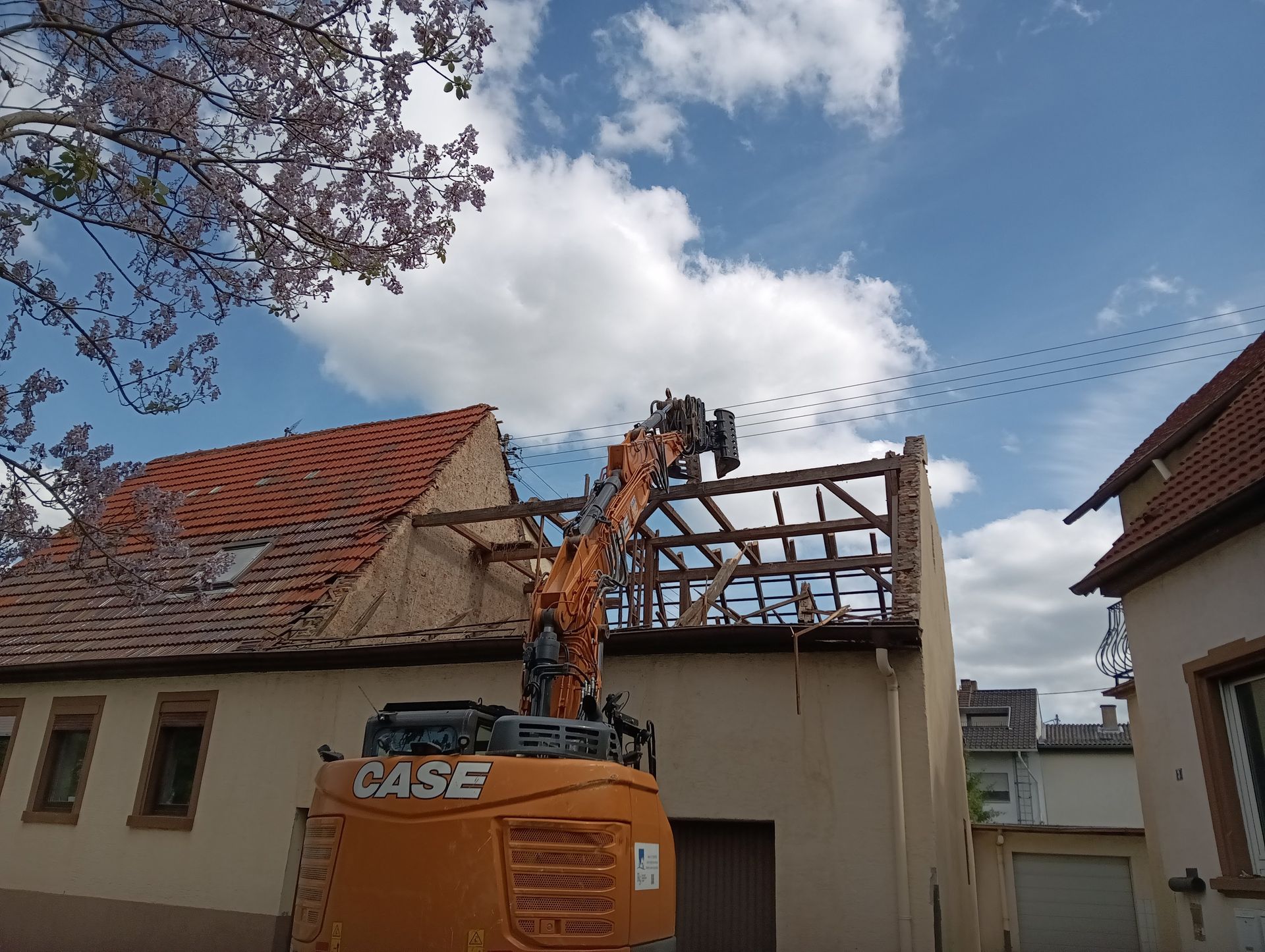 Abrissarbeiten an Hausdach