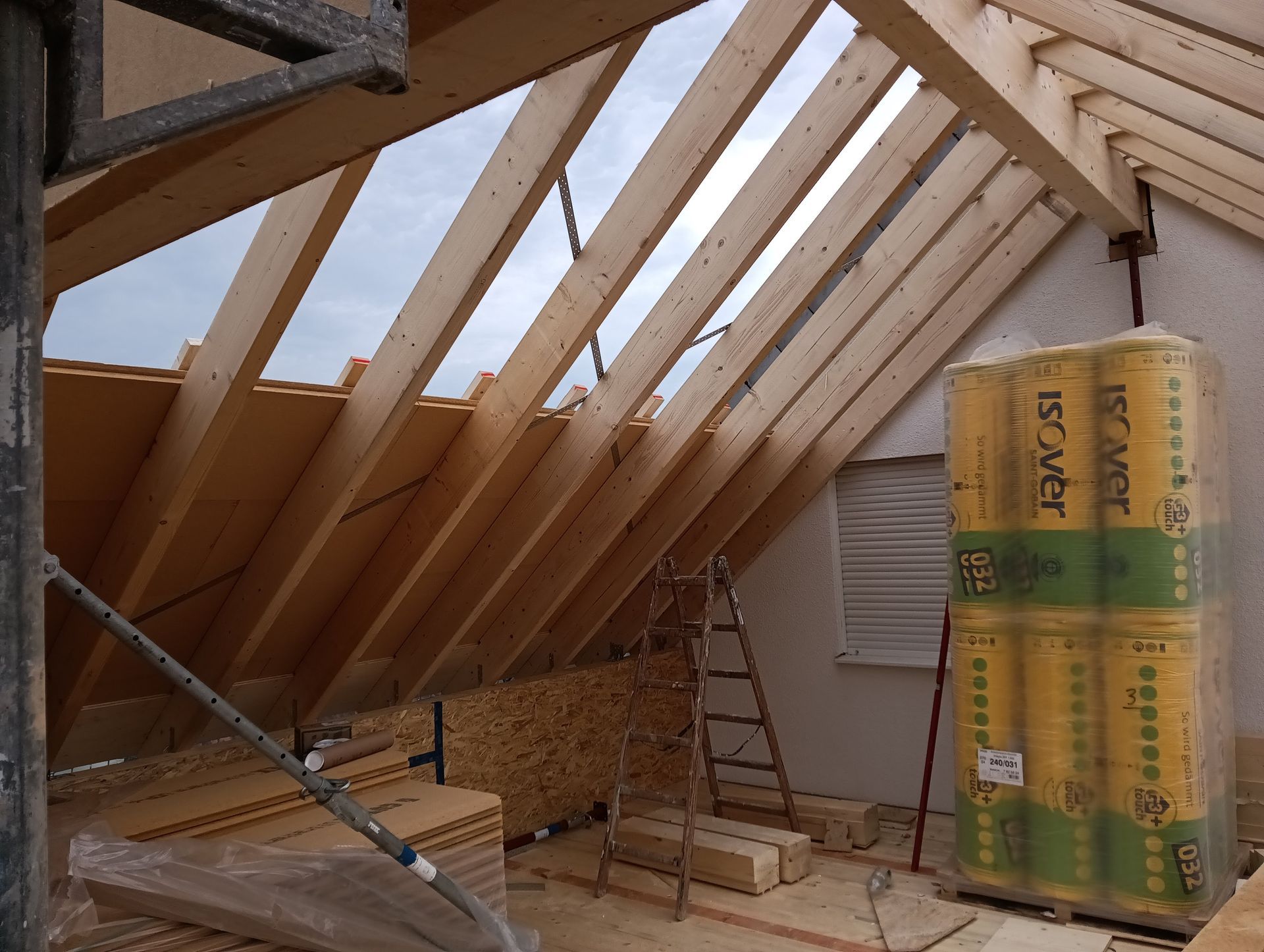 Offene Dachkonstruktion einer Baustelle