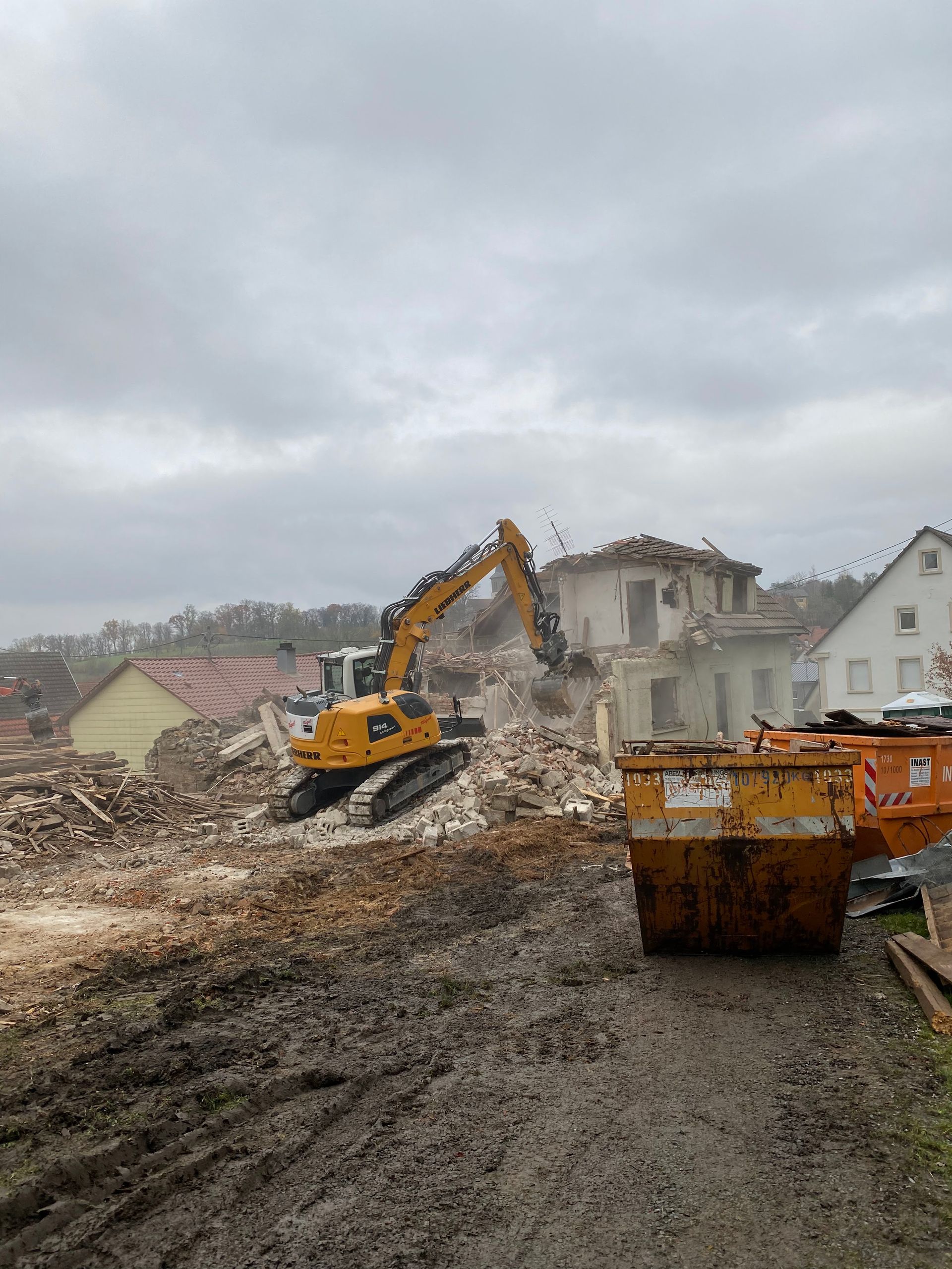 Voll-Abriss-Arbeiten mit Bagger auf Baustelle
