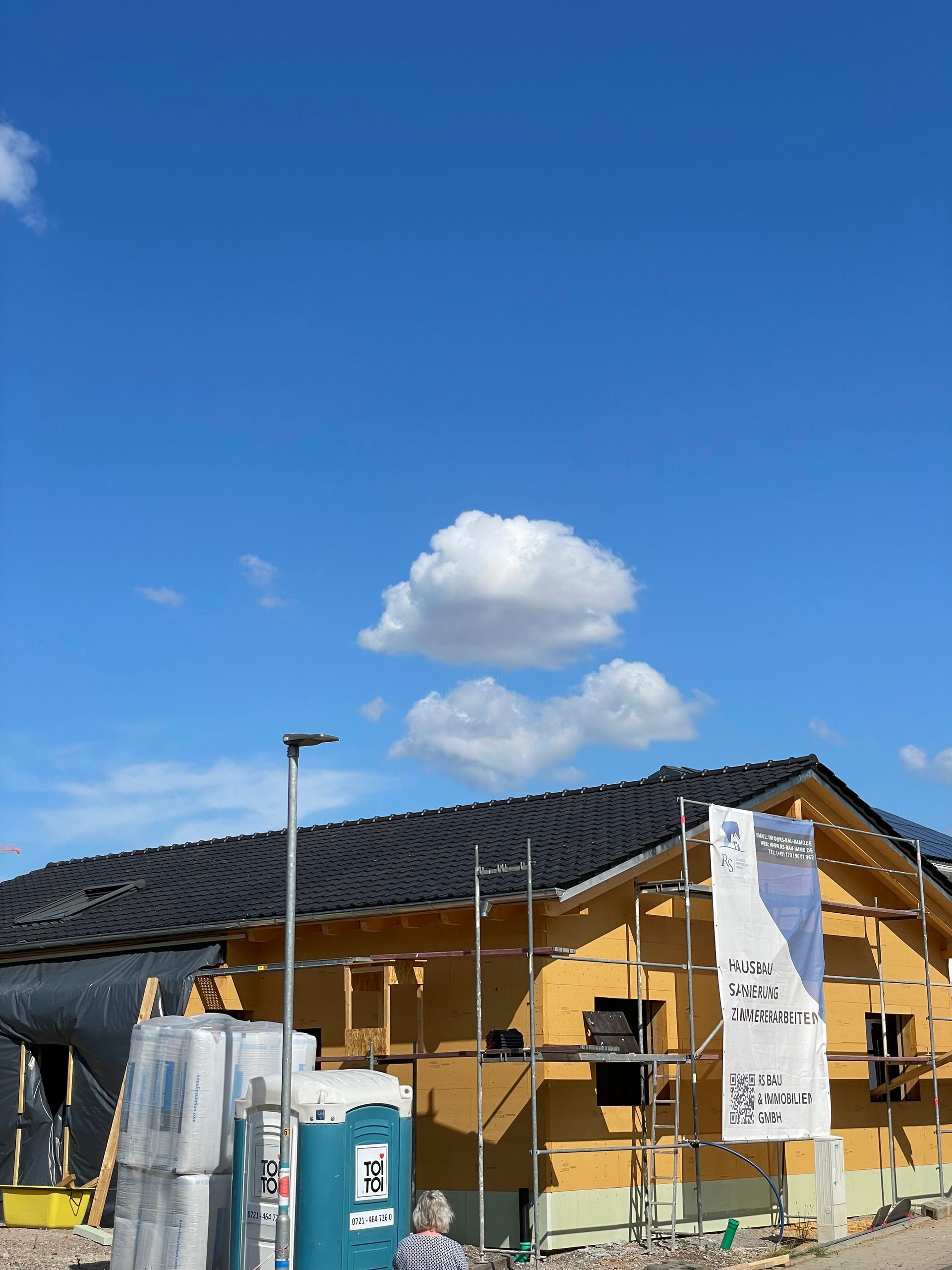 Übergabefertiges Haus mit Gerüst nach Fertigstellung