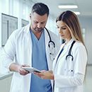 Praxisgründung und Übernahme - junger Arzt und junge Ärztin im Gespräch
