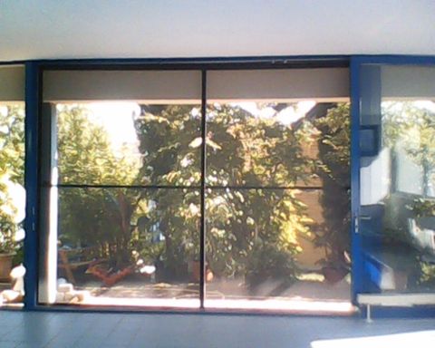 Große Schwimmbadanlage mit Fliegengitter Große Schwimmbadanlage mit Fliegengitter