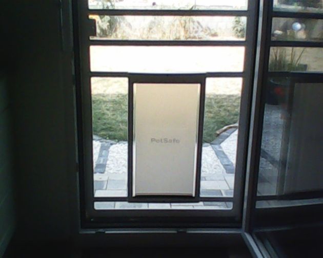 Bis zur größe eines Schäferhundes bringen wir jedes Haustier durch ! In Siegel Fliegengitter Türen können auch Hunde & Katzenklappen eingesetzt werden!